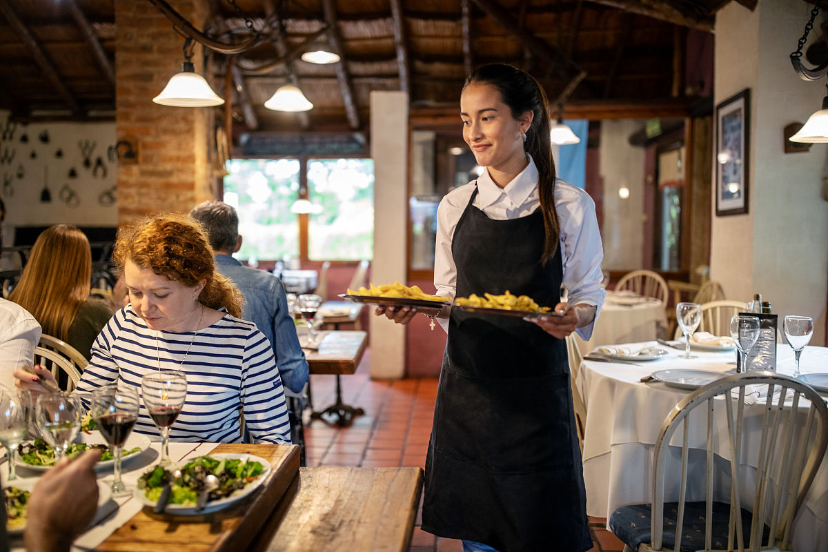 给我写一下关于在酒店实习餐饮部服务员的工作内容