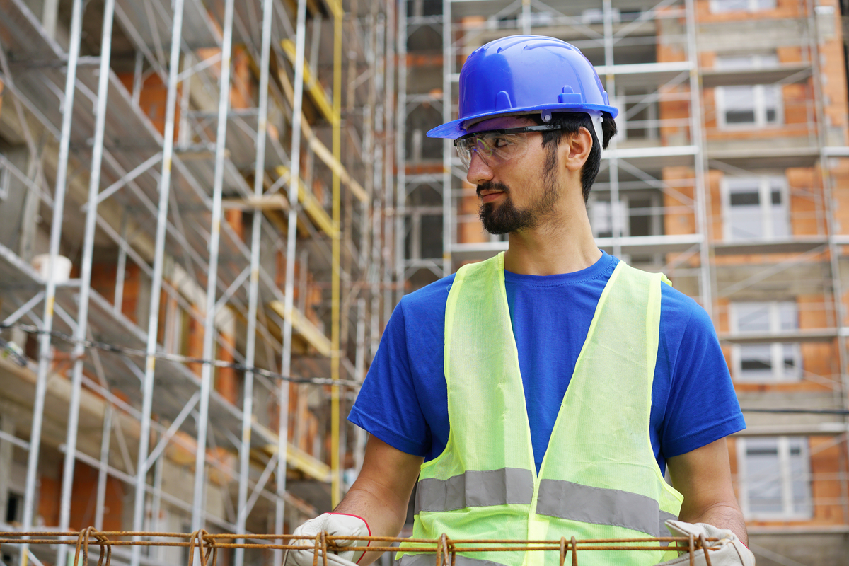 写一篇关于房屋建筑工程施工现场安全管理中保障施工人员的生命安全的重要性。