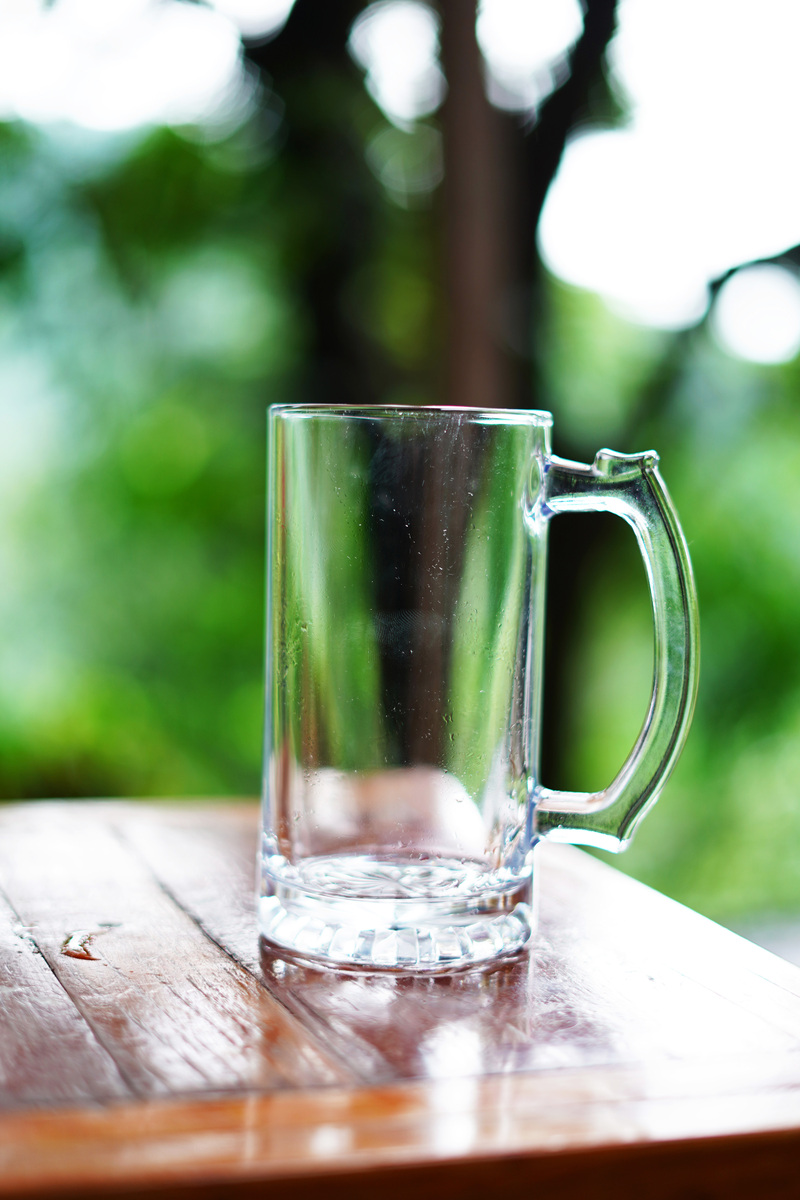 帮我写一个小红书产品营销文案 描述一个女生18-24岁拿着透明水杯在办公桌上喝水