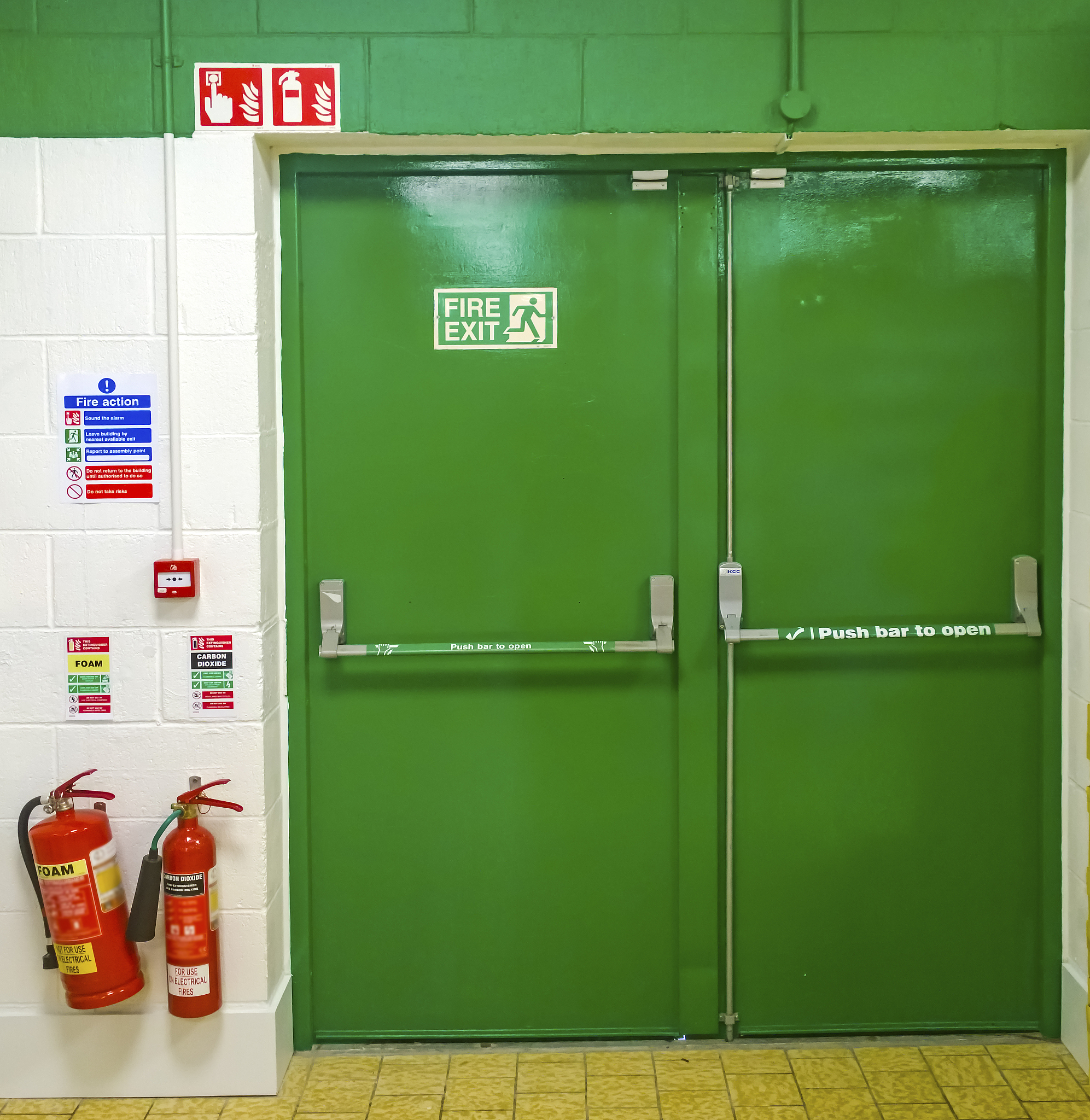 常闭式防火门:两面都需要贴‘保持门关闭’标识吗? 常闭式防火门:两面都需要贴‘保持门关闭’标识吗?