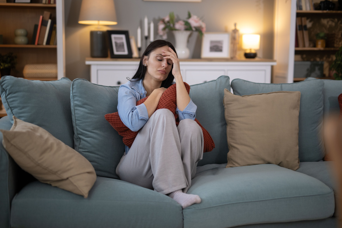 压力大的年轻女性在家<strong>感觉</strong>不适,头痛