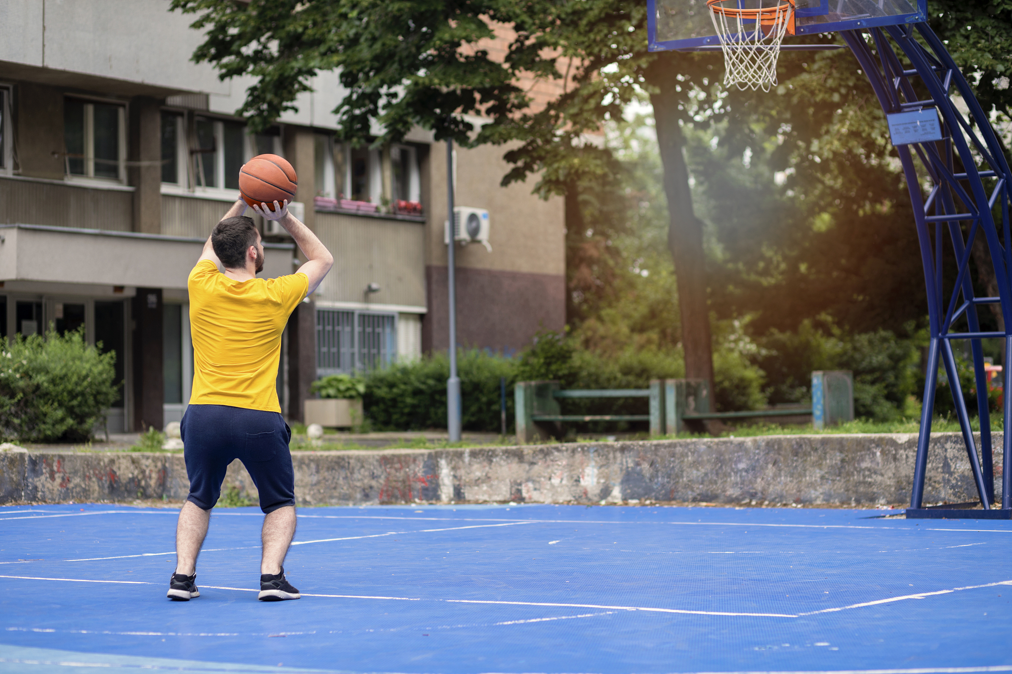 1．简述篮球原地单手肩上投篮动作要领。2．简述排球正面下手垫球动作要领。 3．针对身体素质测试中1000米女生800米和引体向上女生仰卧起坐项目制定2024年4月体侧个人争取达到的目标成绩及详细的各阶段练习计划。