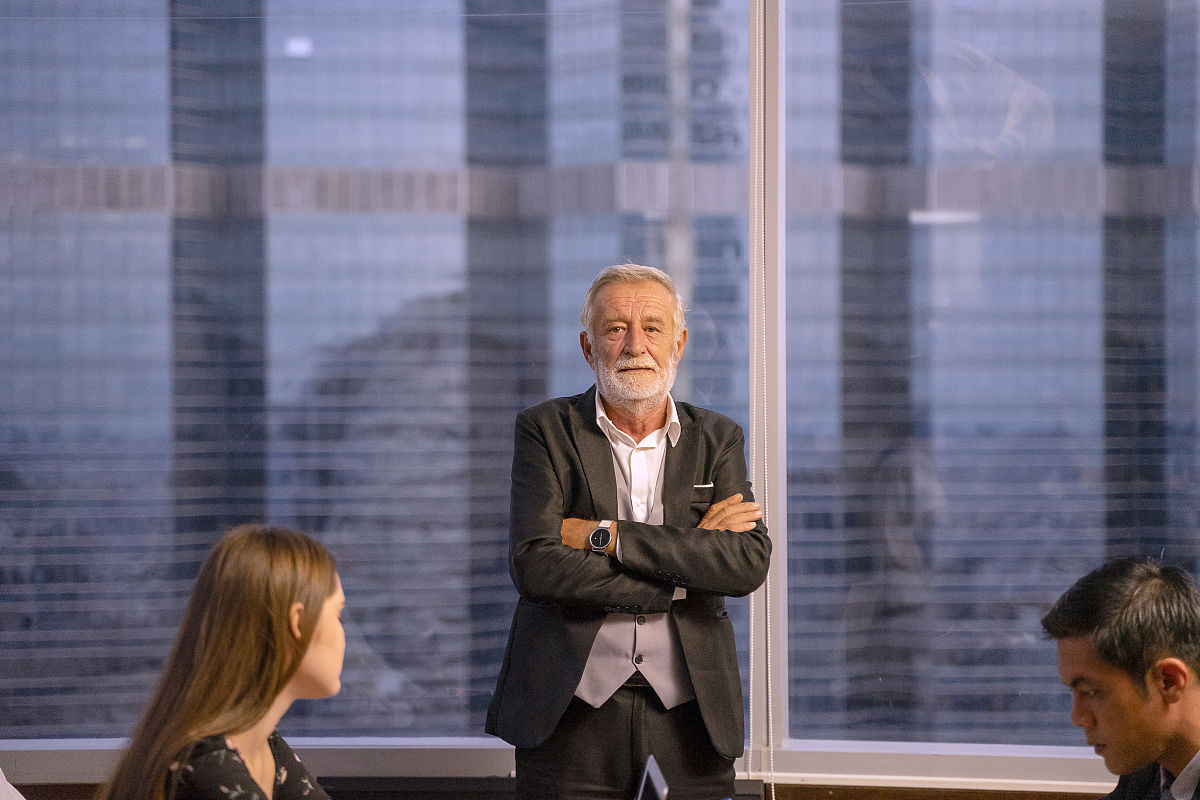 类别	 固定工资与浮动工资比重高层管理人员	35-55中层管理人员	15-20专业技术人员	20-25普通员工	 5-10结合以上内容写一篇关于A火锅餐饮公司核心员工薪酬激励缺乏长效性的问题分析请结合公司实际情况进行论述。