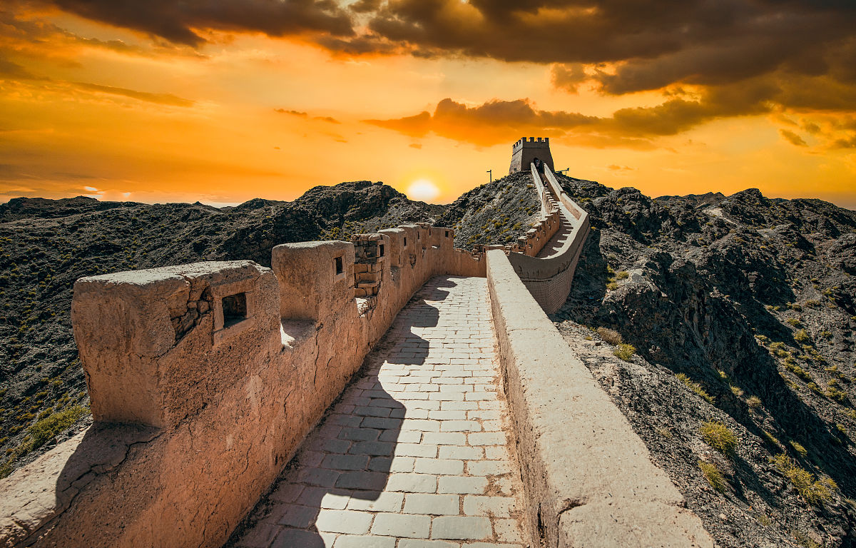 The Great Wall of China: Origins and Construction Under Shi Huang