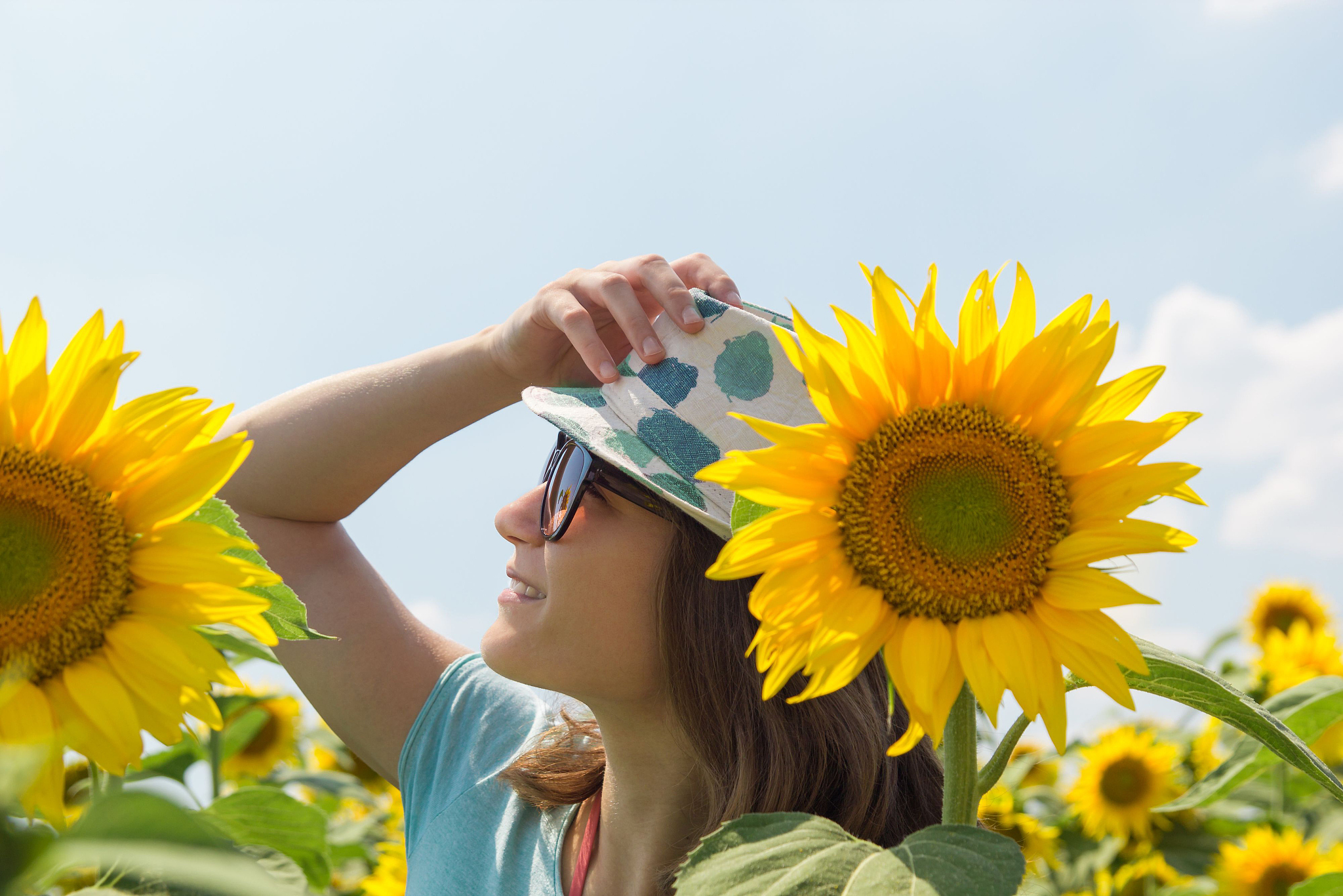请用夸张的修辞手法描述你的笑很美不少于200字