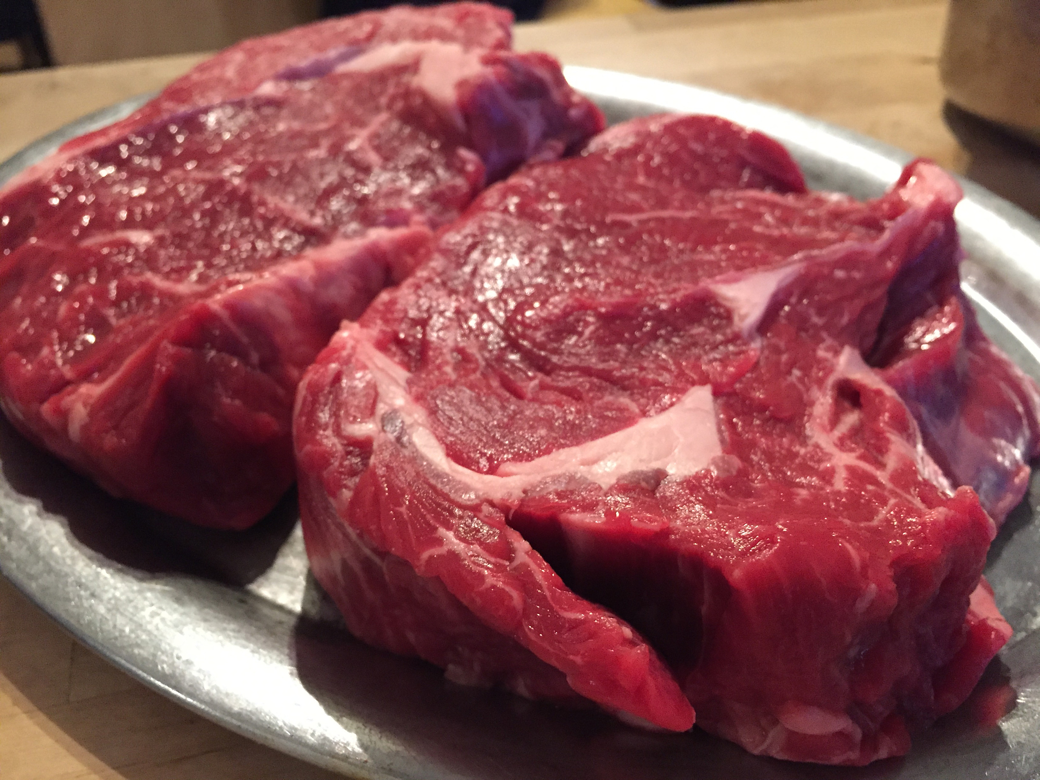 如果你还每天以红肉为蛋白质来源会显著升高氧化三甲胺的水平。欧洲心脏杂志的研究也显示大量的t mao与得心脏病、中风、心血管疾病的关系十分密切上述内容修改百分之三十但使其意思不变要符合抖音短视频规则必须要精细人性化