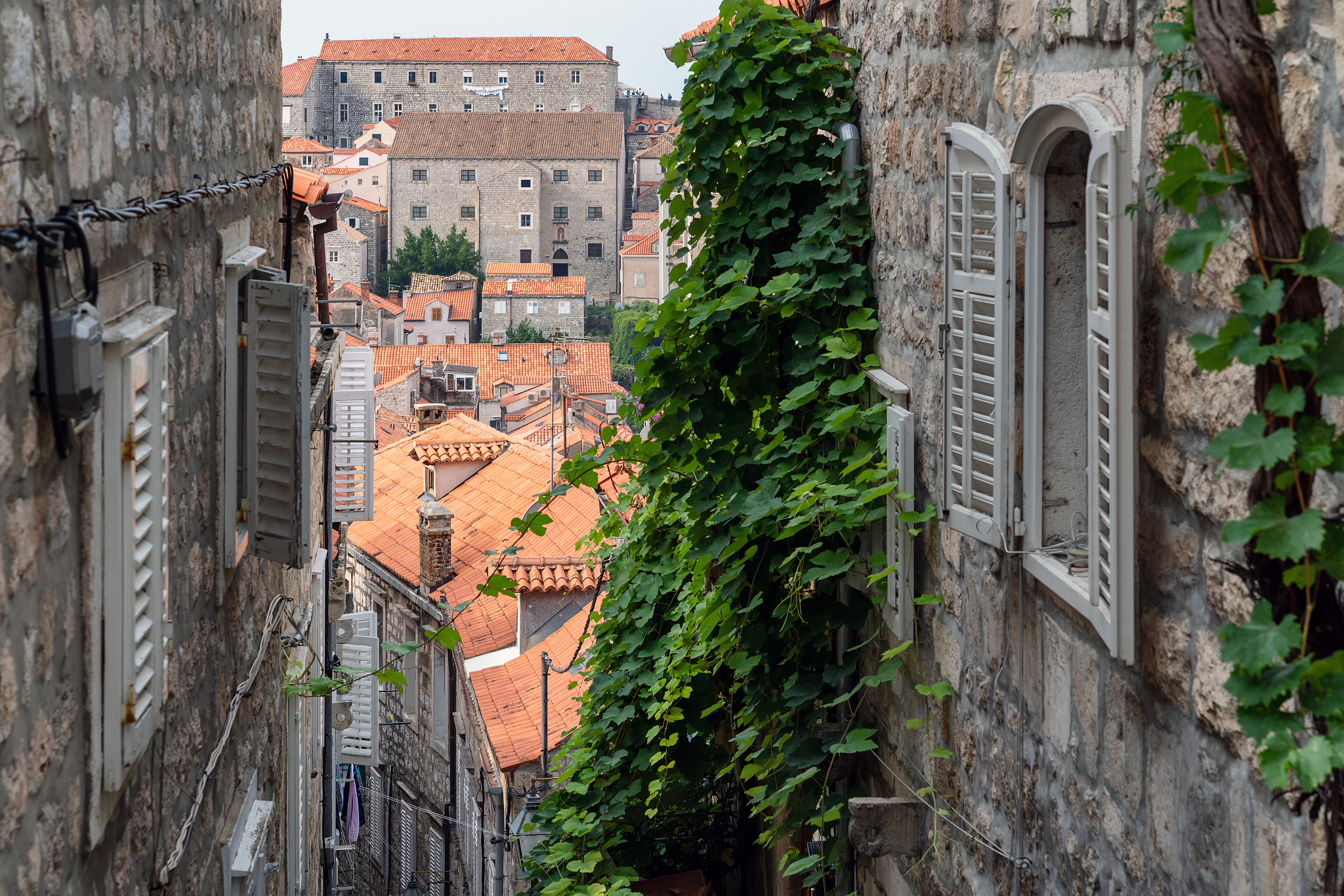 narrow street in dubrovnik old town