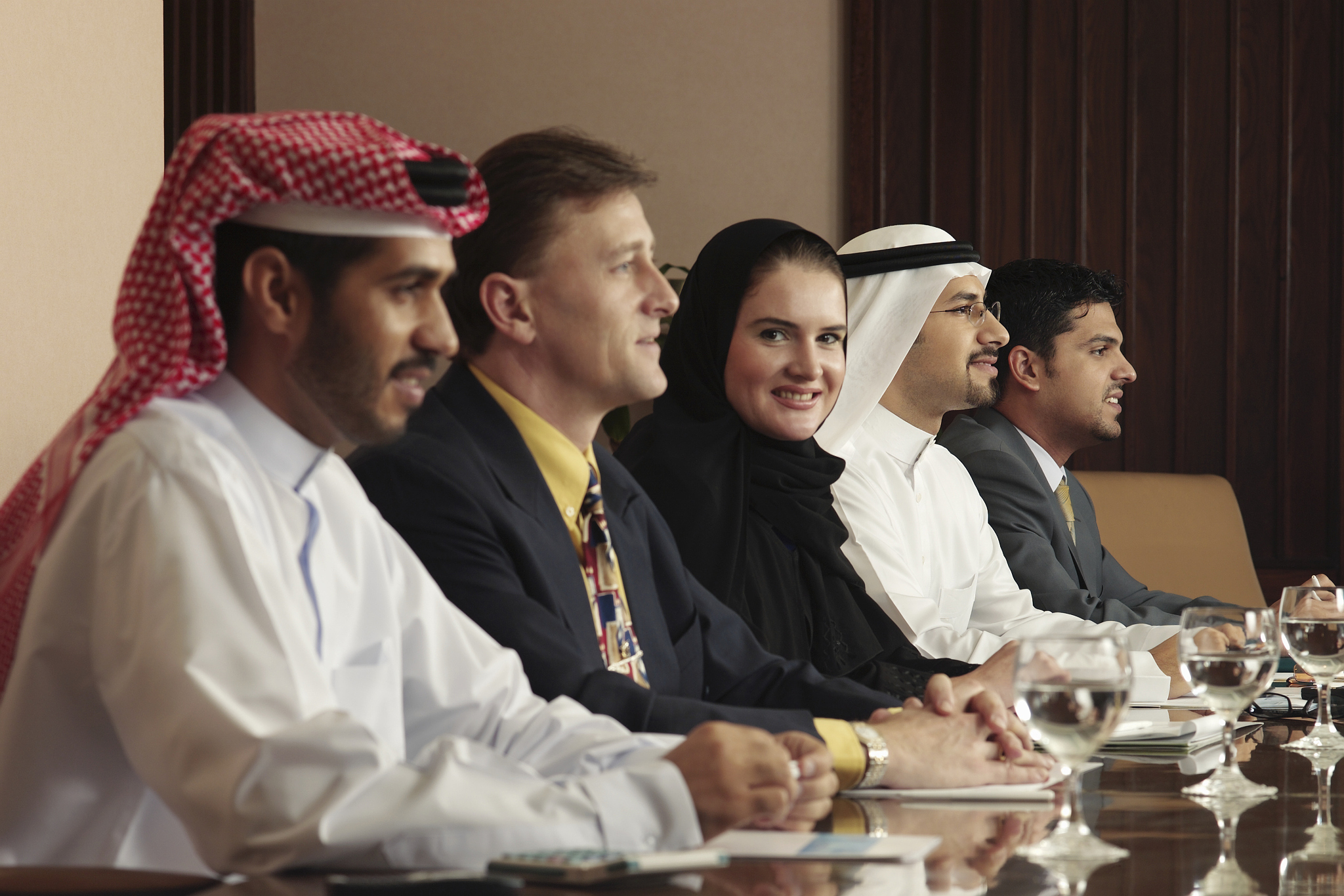 职场进阶：如何巧妙向领导敬酒，提升好感度？