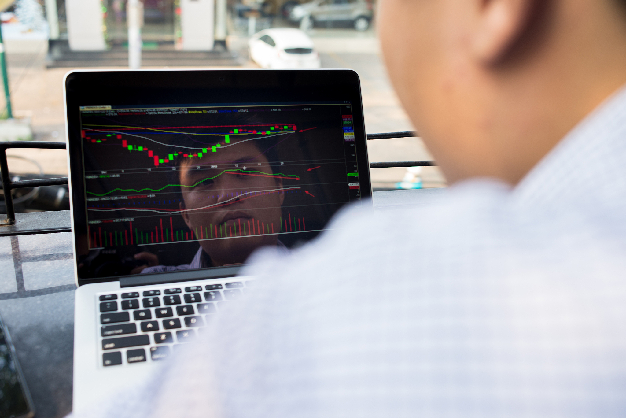 asian investor focus on tracking the change of stock market