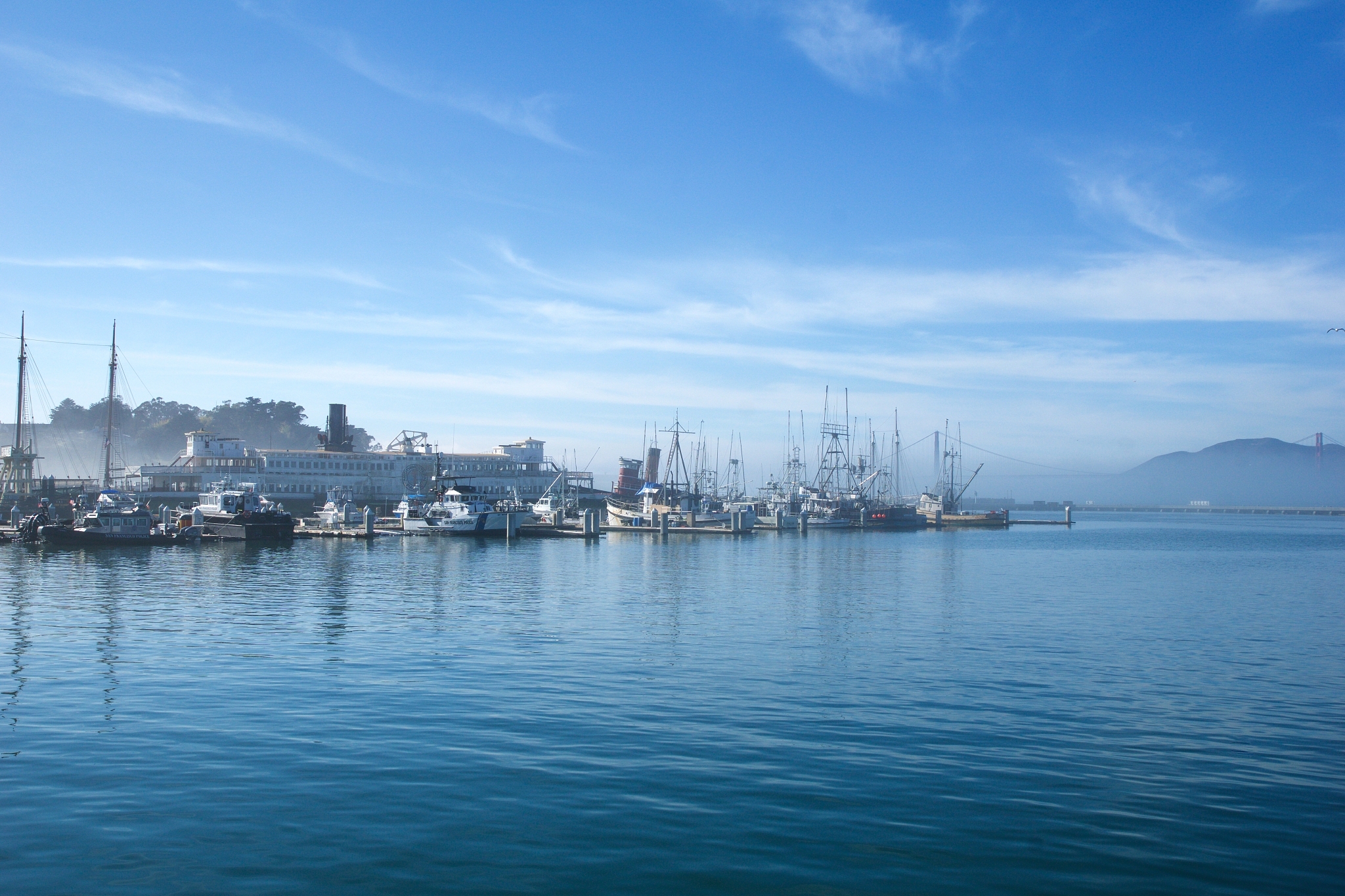 fishing boats docked san francisco pier 39 with golden gate brid