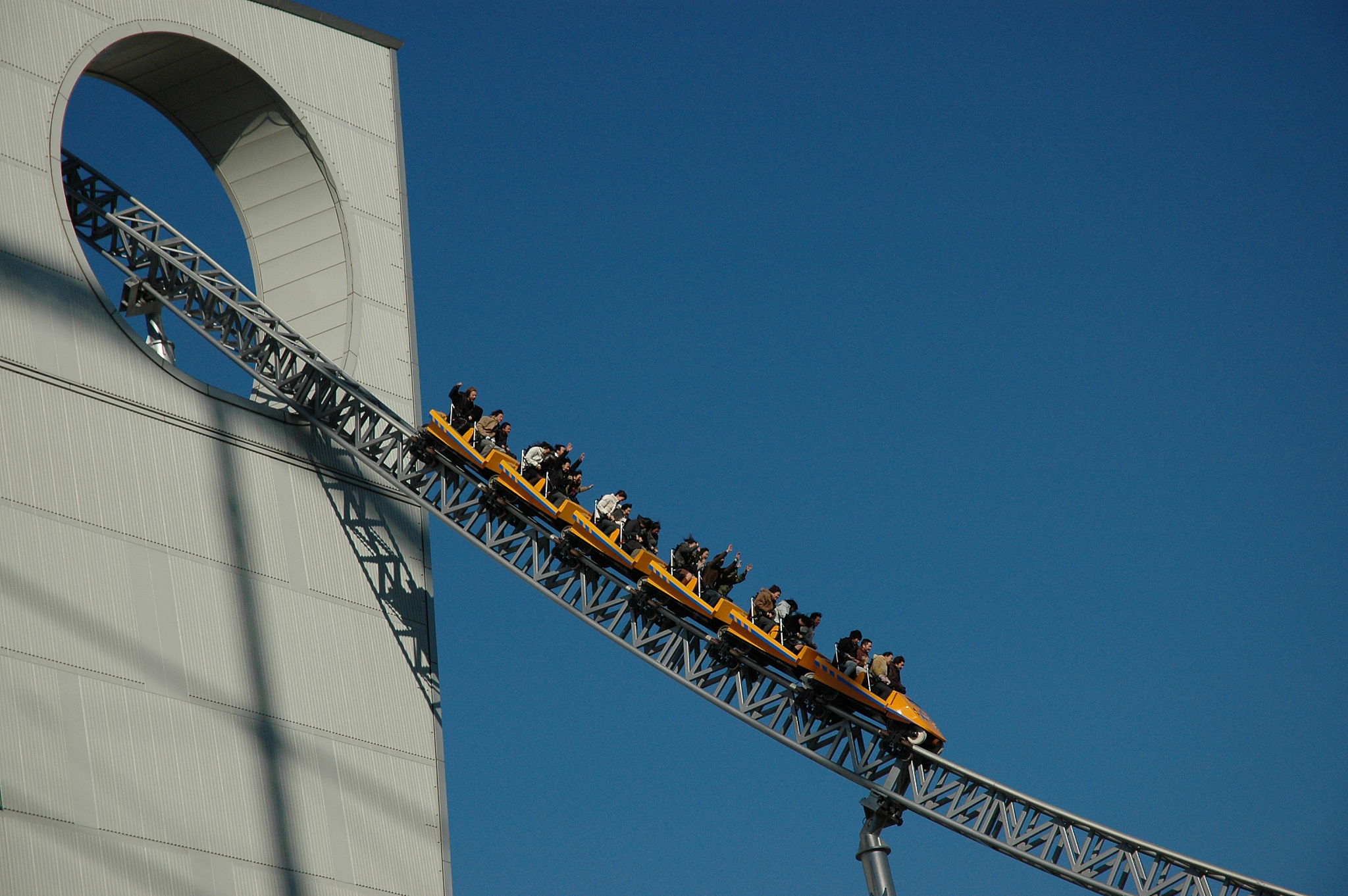 小明和过山车的冒险：勇敢尝试，收获快乐