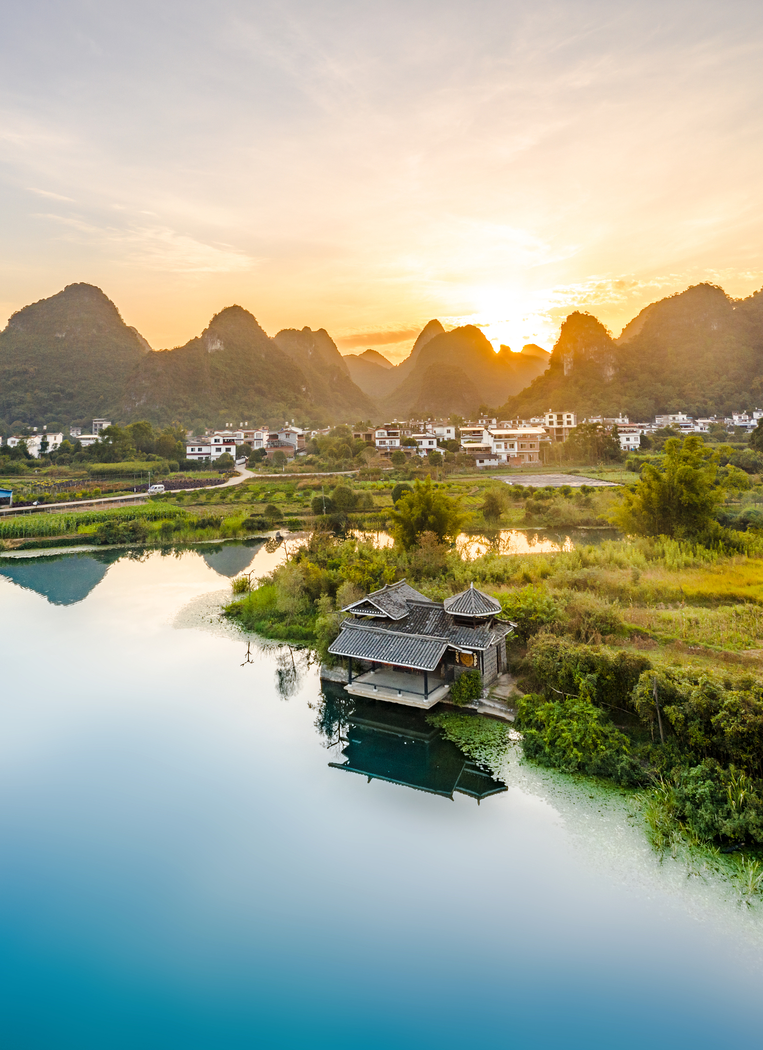 请结合材料写一篇文章材料现代文阅读《这里是中国》告诉我们大碰撞的洪荒之力使得我国地貌景观极富变化我们的家园多姿多彩。祖国之美在名山胜迹、澎湃江河也在我们身边的平凡原野、无名山水、寻常巷陌。要求：选准角度确定立意明确文体自拟标题字数800