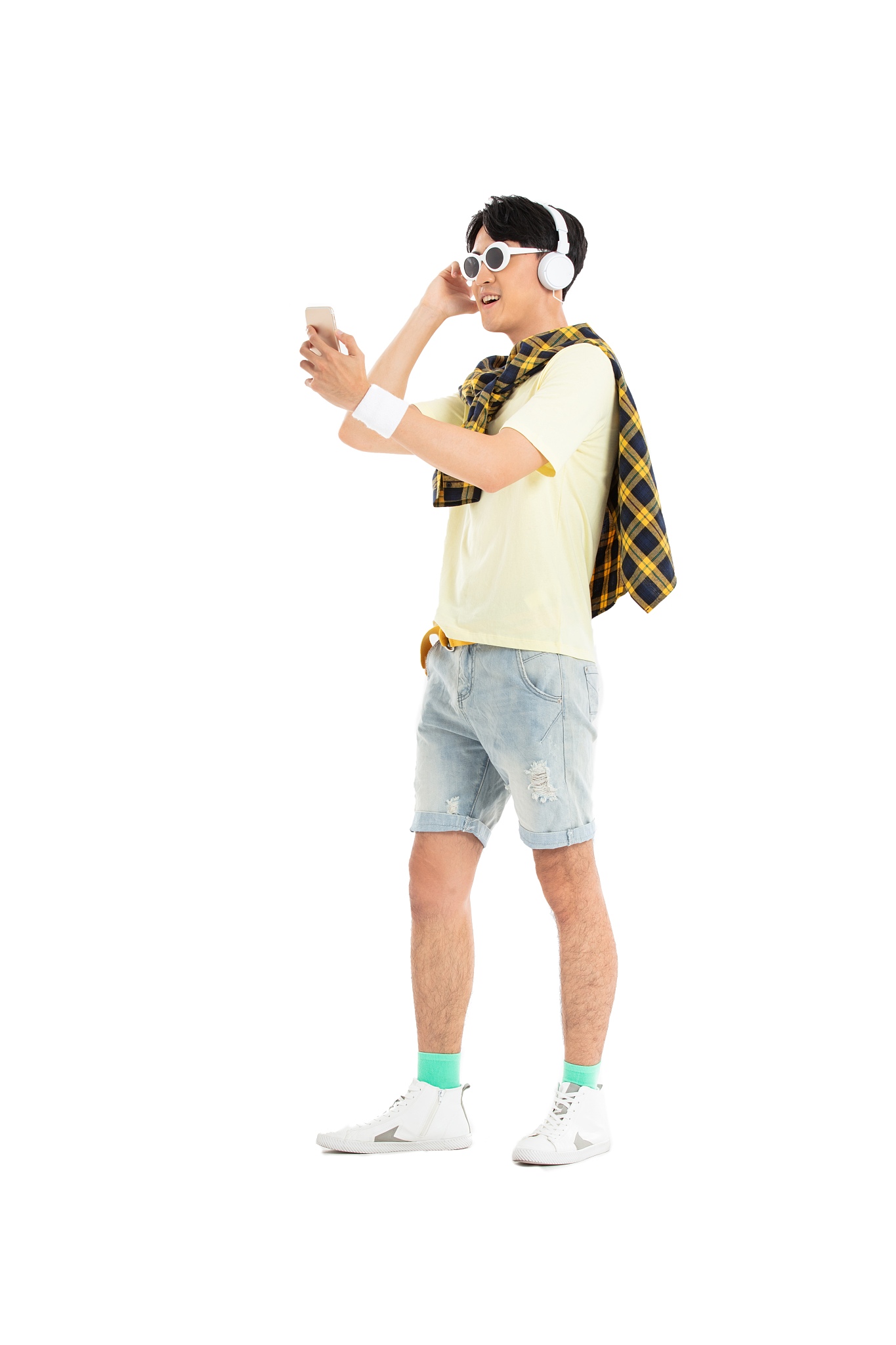 带着耳机聆听音乐的年轻<strong>男生</strong>