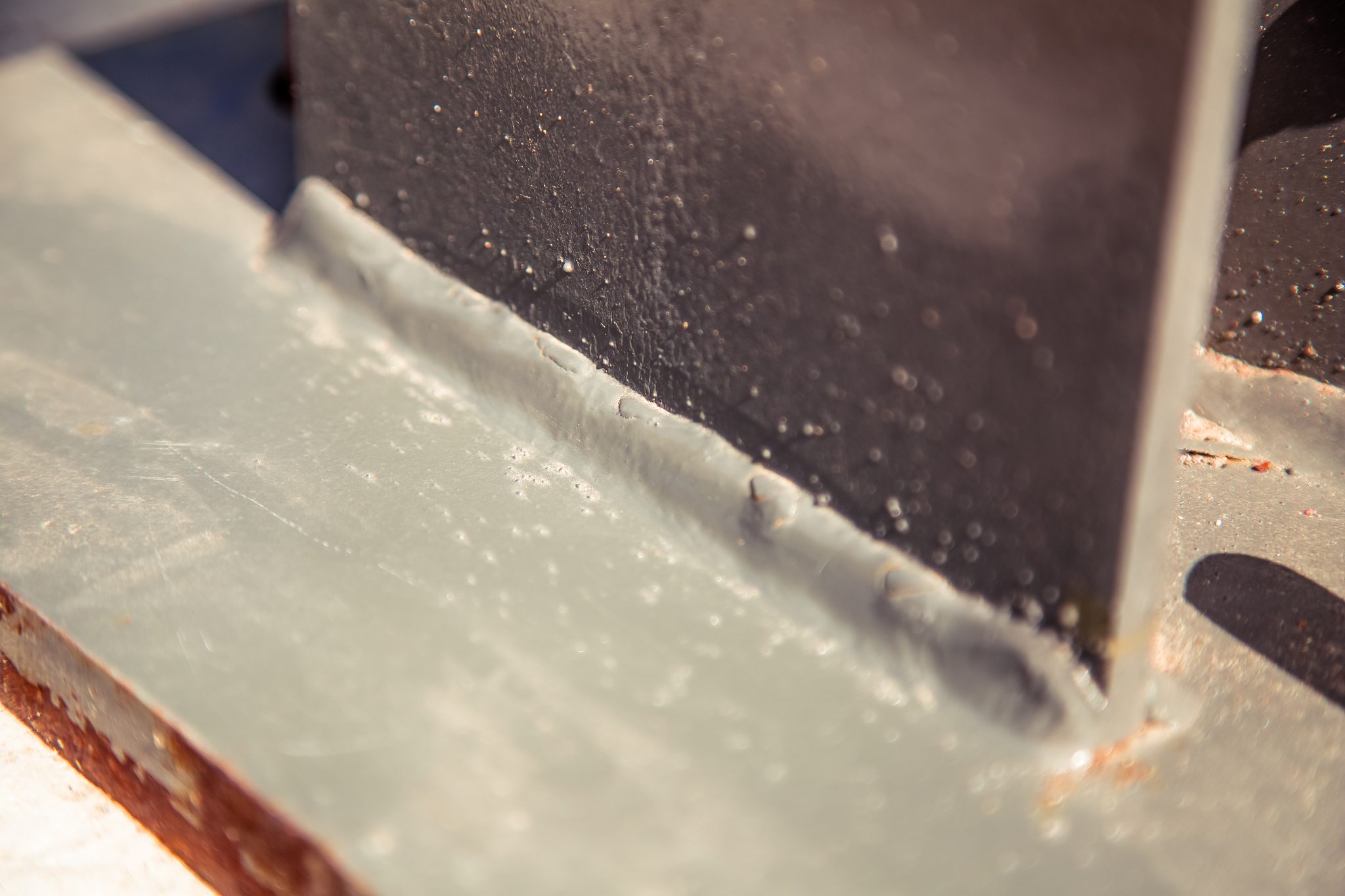 简单回答焊条由哪几部分组成？各部分起什么作用？50字