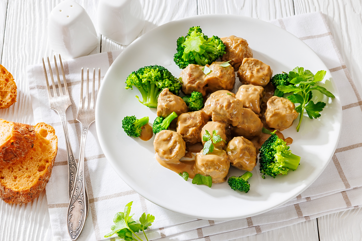 奶油肉酱比利时肉<strong>丸</strong>配西兰花和面包