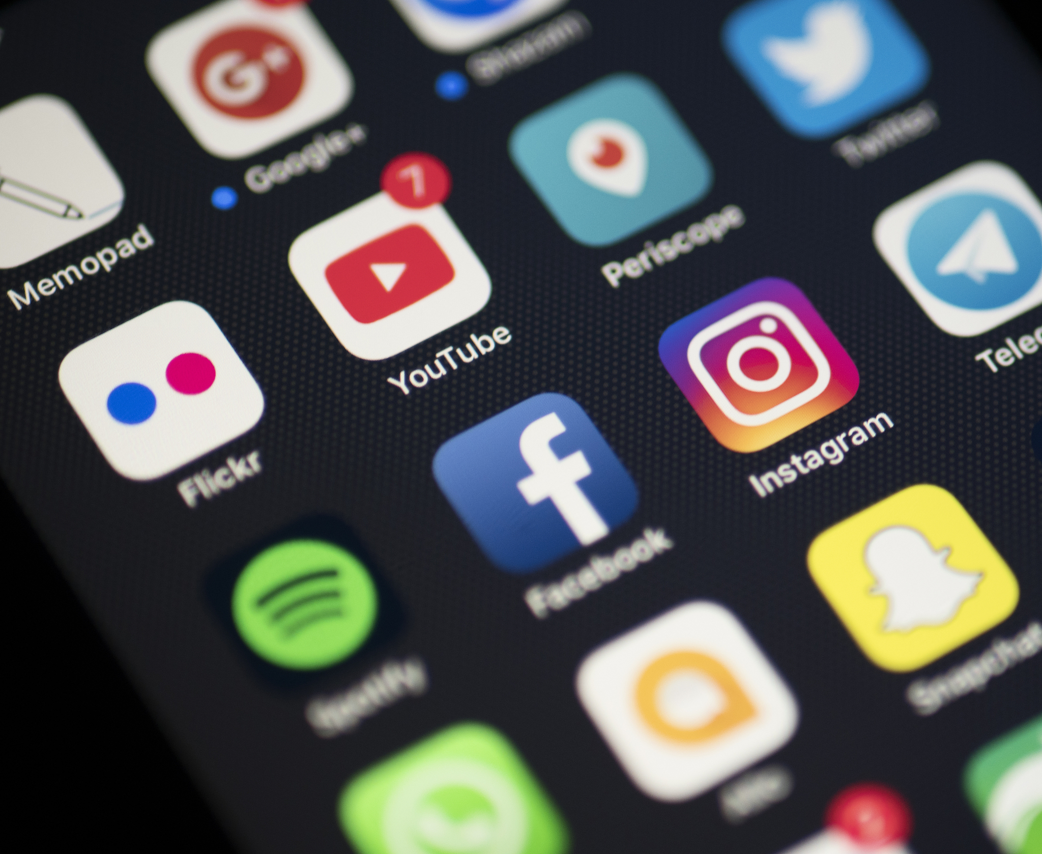 微博：全球性社交媒体平台，与Twitter、Facebook、Instagram等类似