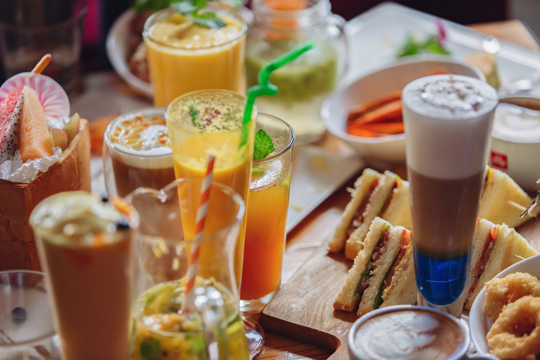 帮我拟一个饮品店的广告主题