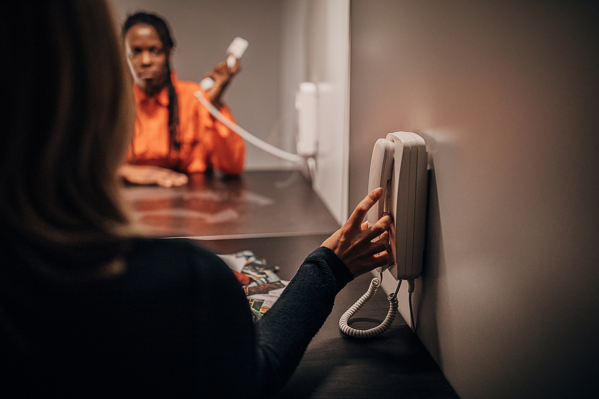 1、 直接证据和间接证据在审判过程中的效力是否一致。