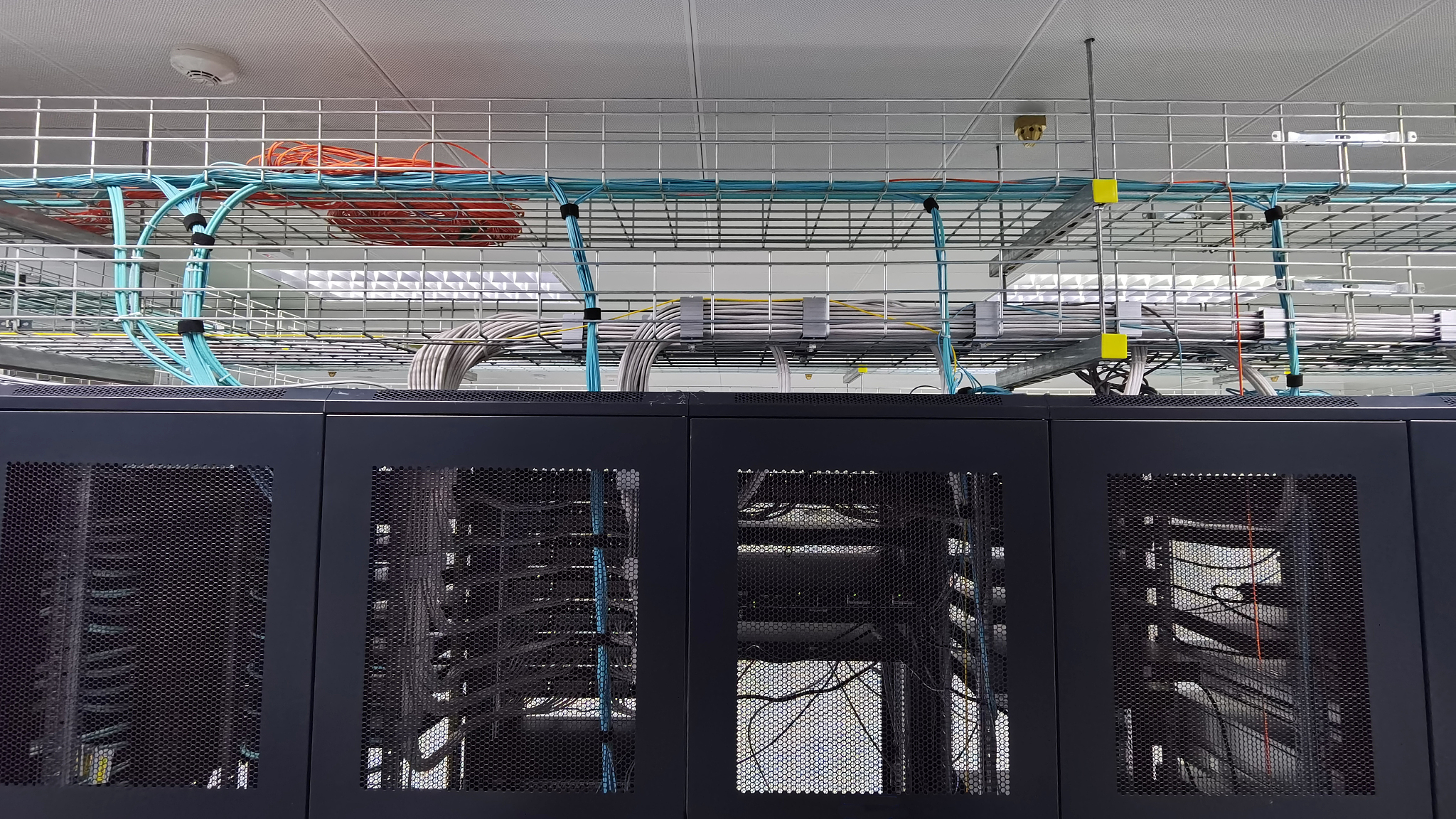 帮我写一段关于综合布线的意义及必要性