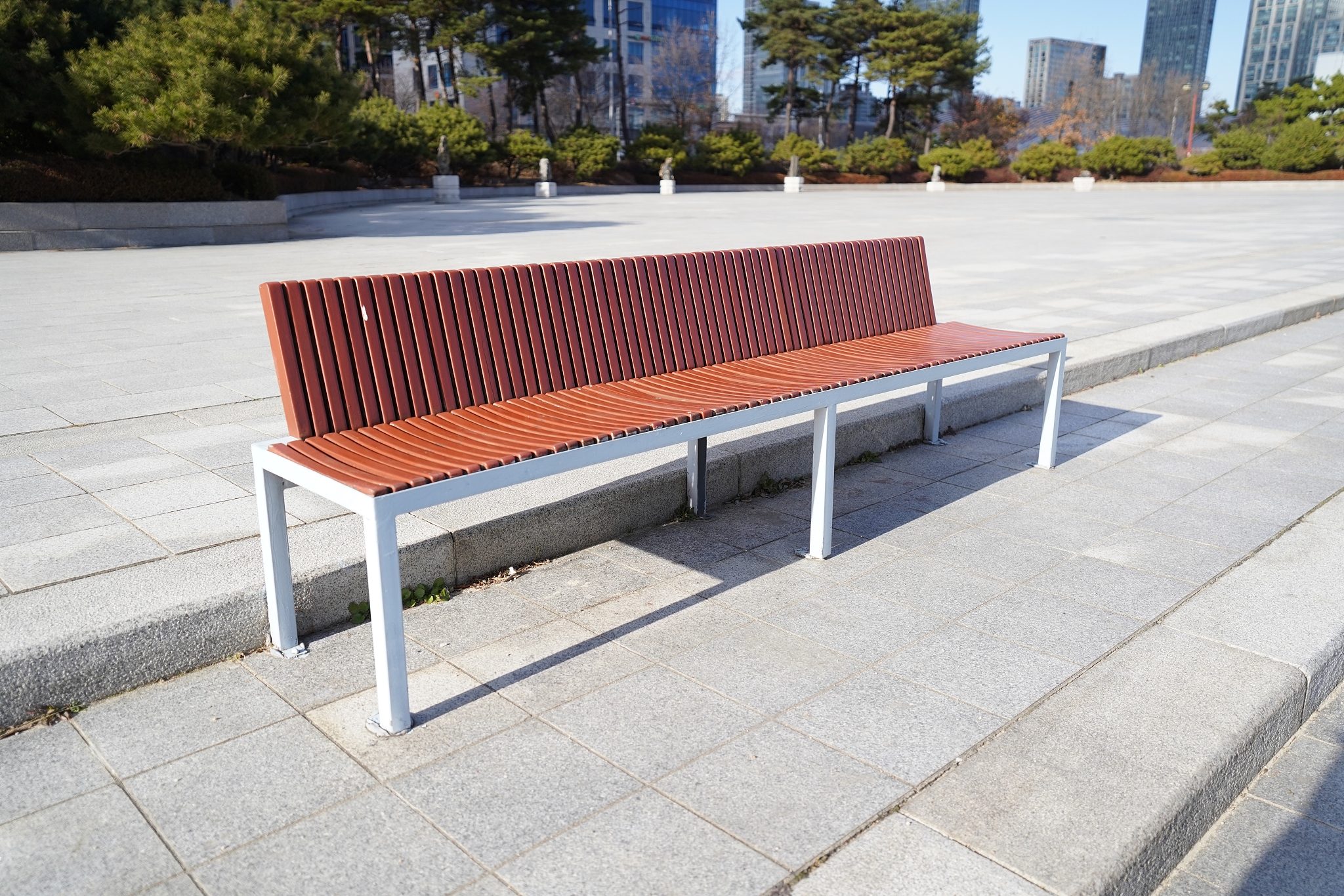 机场户外休闲坐凳：提升形象、舒适休憩，多样款式满足您的需求