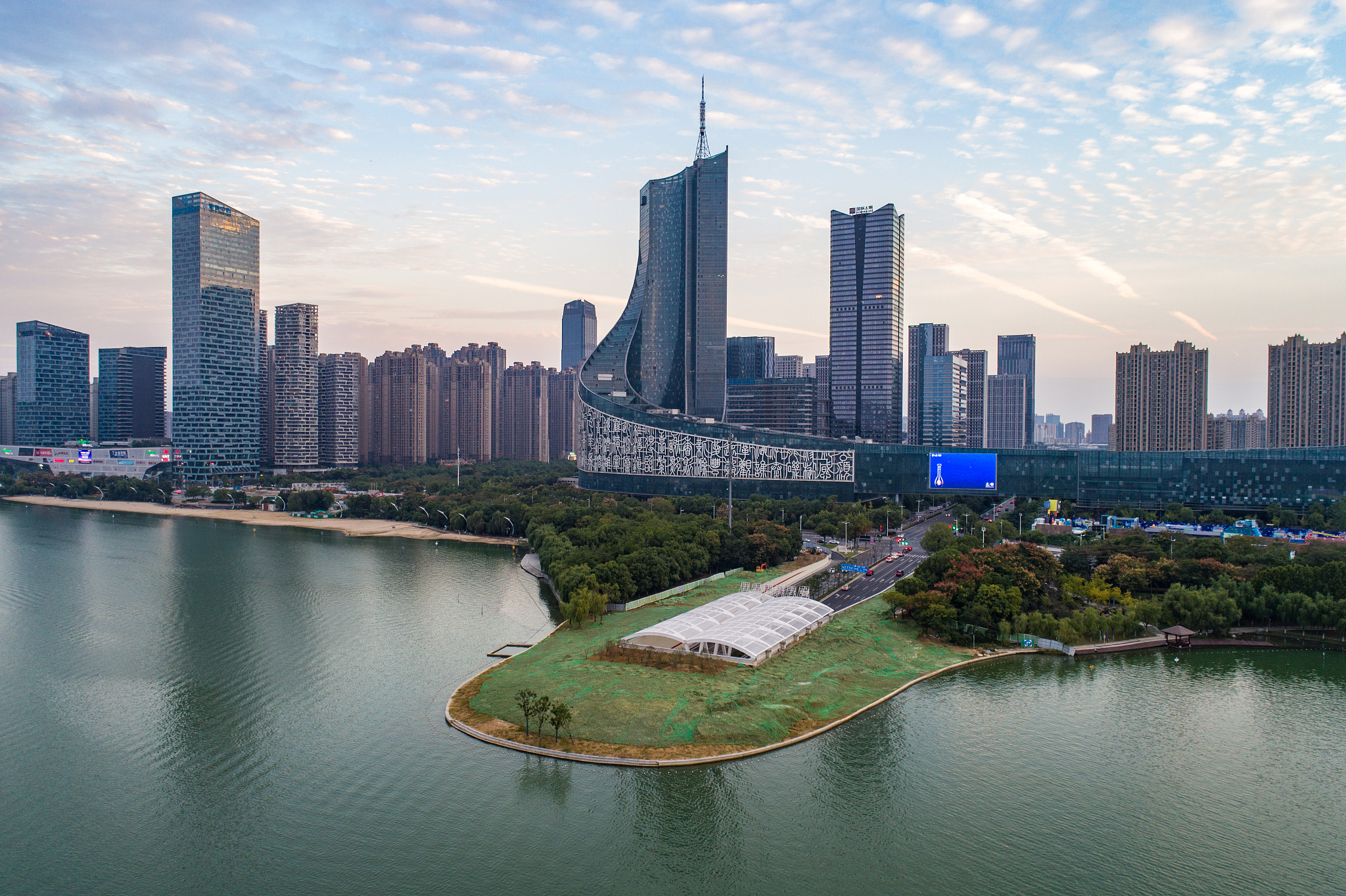 航拍合肥市政务区天鹅湖
