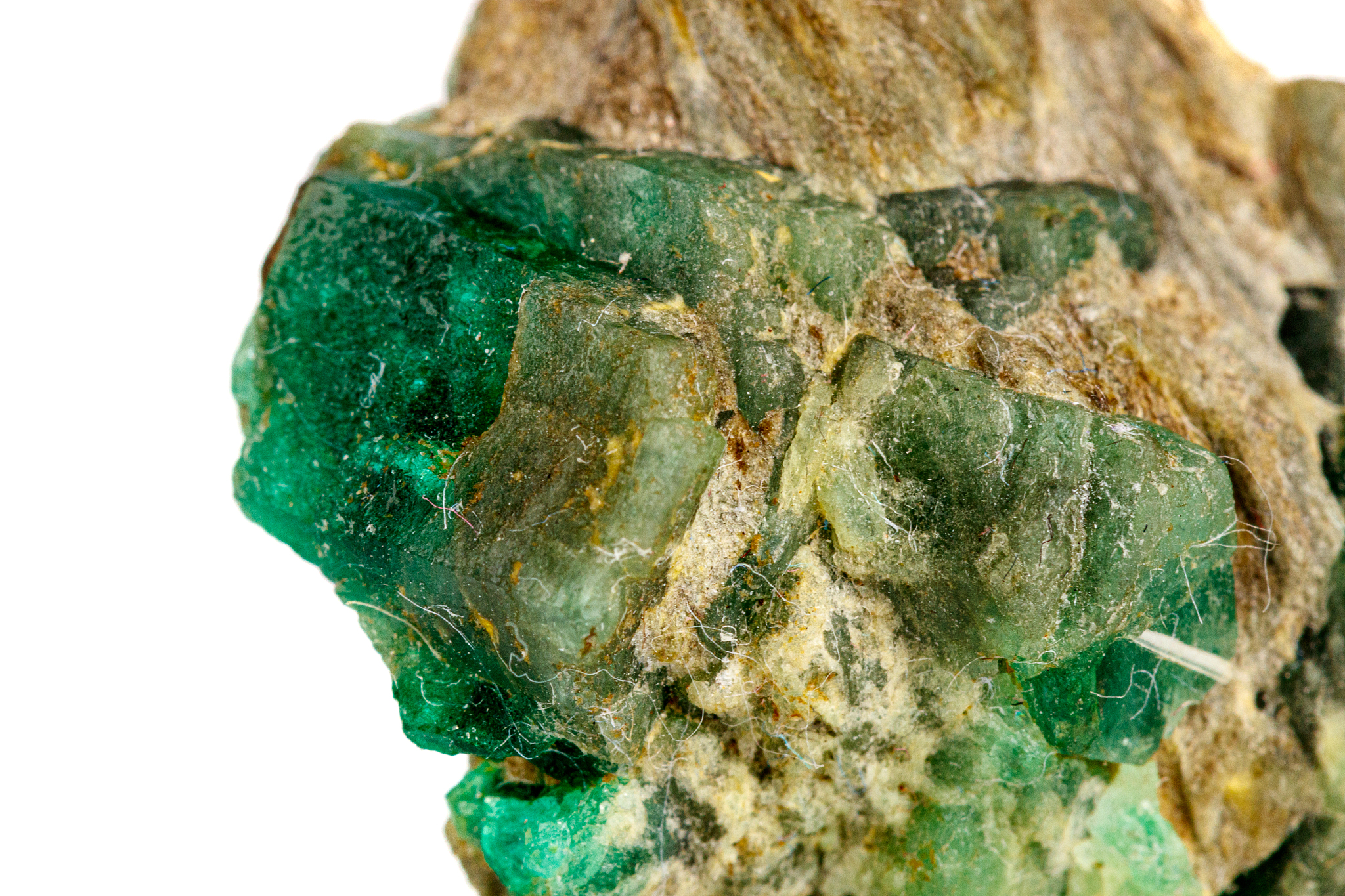 缅甸的龙肯矿区的矿物又称为天龙生因为这种矿物的颜色鲜翠可爱适合制作绿色的珠宝饰品。然而由于这种矿物的总体透明度较差所以有着高、中、低档之分被认为具有局限性。