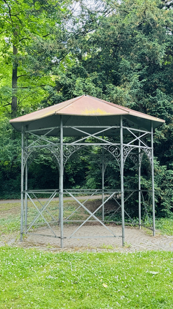 安装了大户院子出品的它我家🔥了我家秒变网红打卡聚集地它功能一体化拓展户外空间它能遮阳挡雨通透私密性好它不属于违建让你随时随地享受舒适户外生活这样的它你喜欢吗关于凉亭的宣传文案