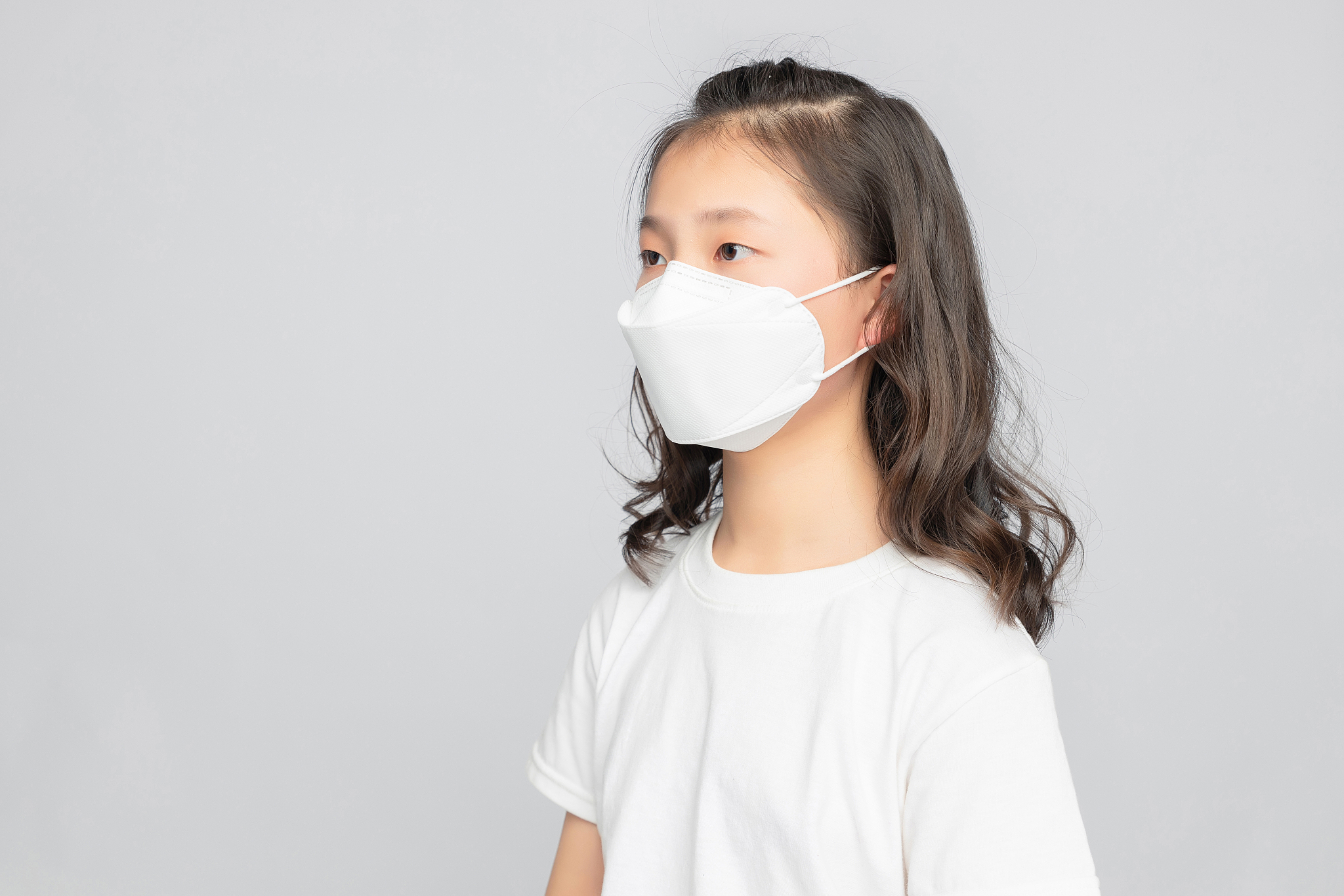 灰色背景里的亚洲小学女生