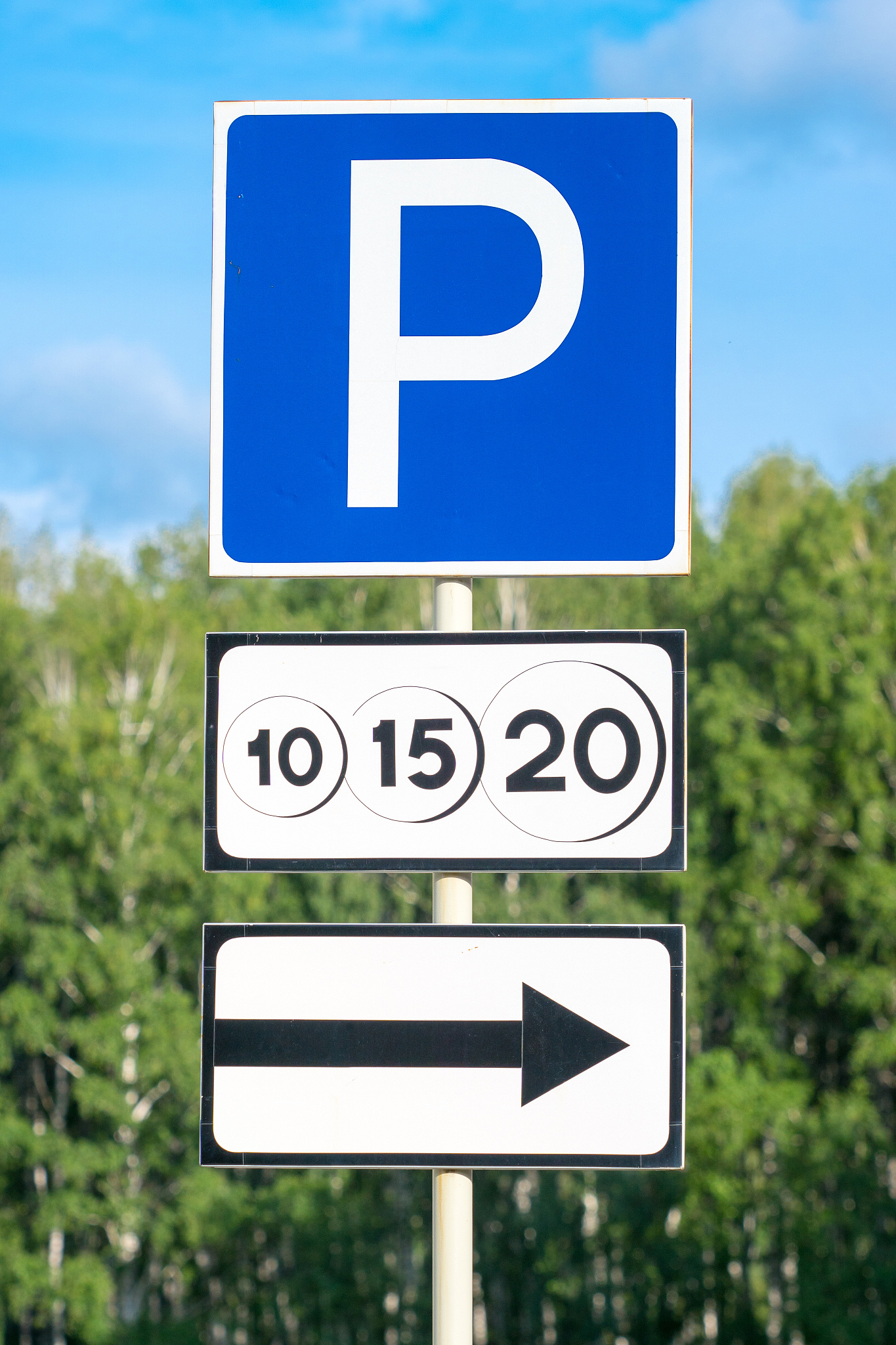 paid parking road sign with movement direction arrow