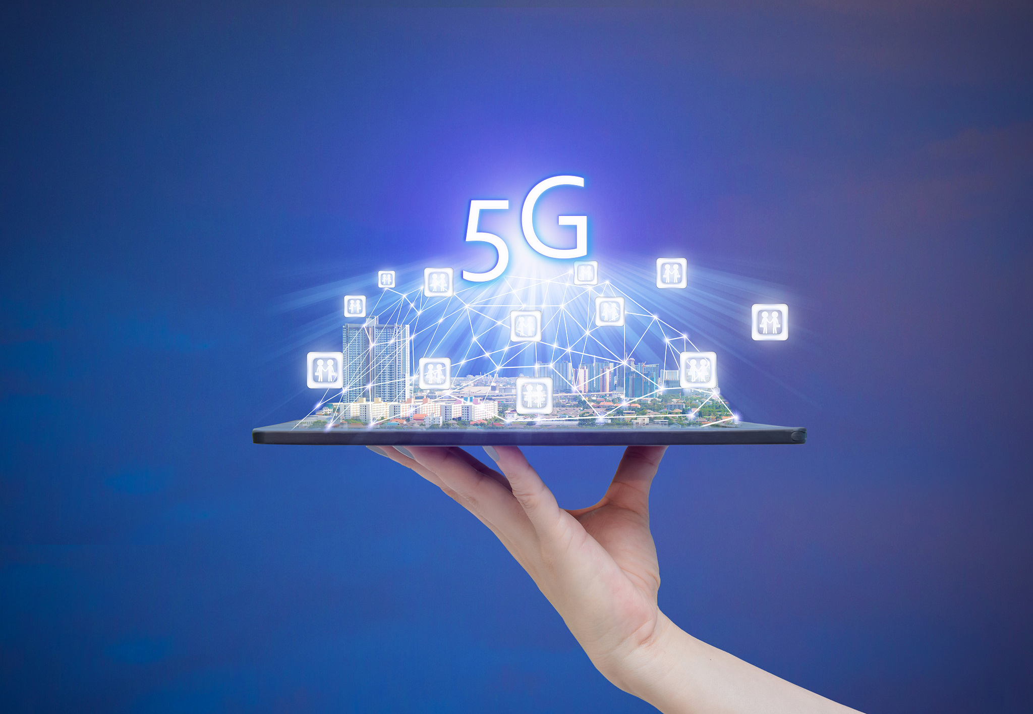 5g communication technology of online society city on tablet