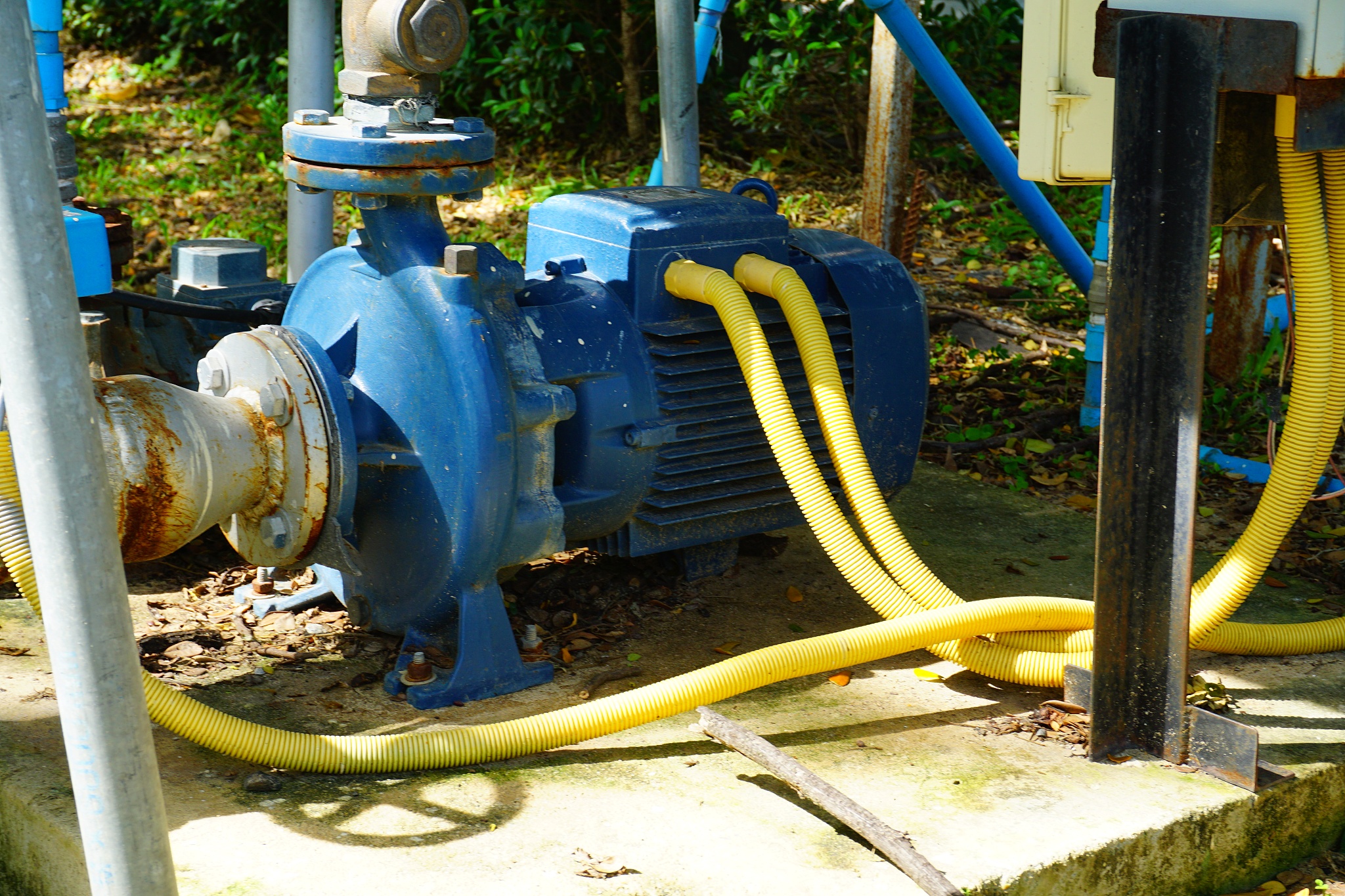 两台不同功率水泵供水系统故障分析：一台跳过压，一台跳欠压