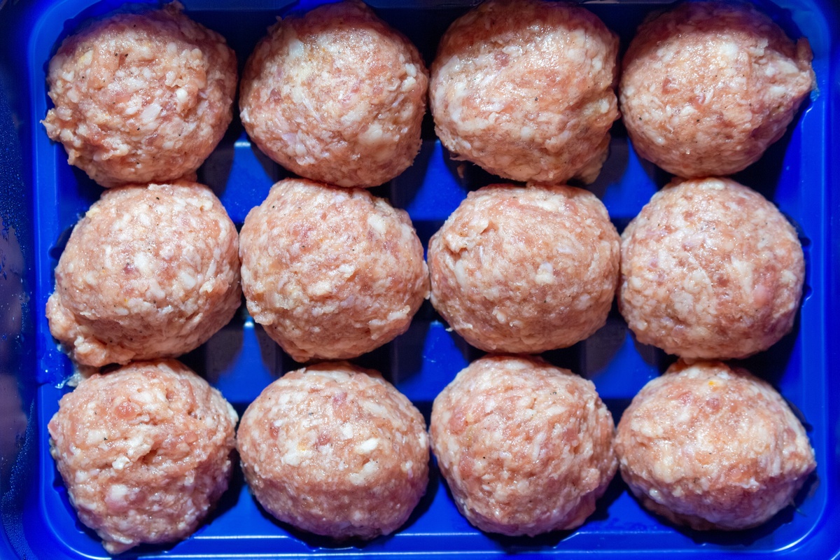 准备烹饪的生肉<strong>丸</strong>放在塑料容器中,俯视角度排列