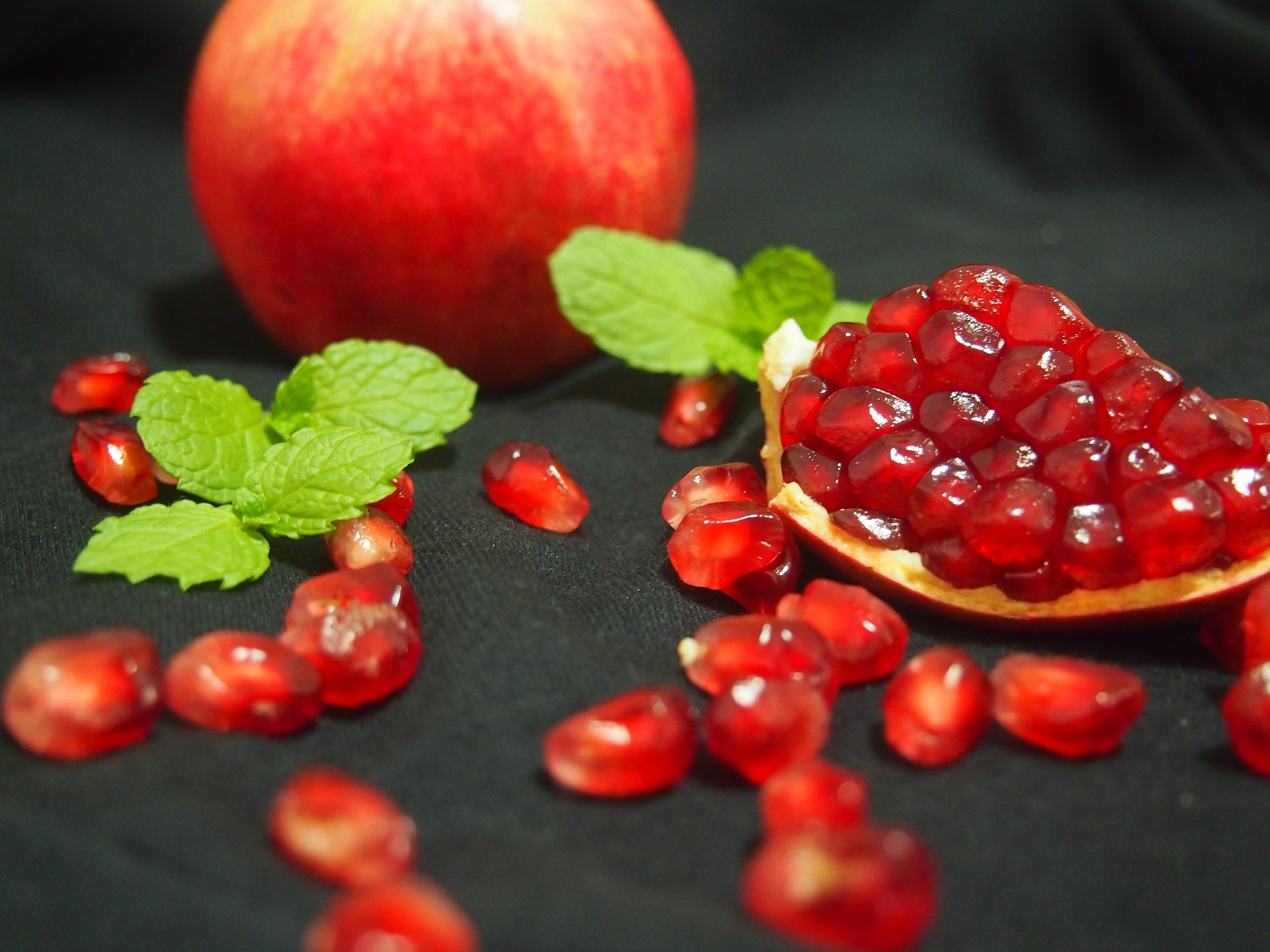 石榴：红！ - 一字形容石榴的鲜艳色彩