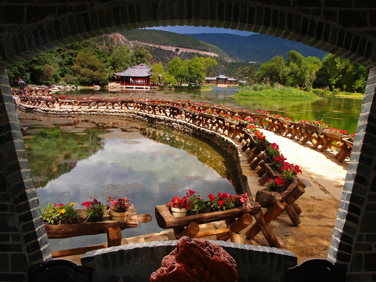 请不少于800汉字的博客文章语言要幽默风趣不要和网上的文章有重复。主题是：丽江什么时候去最合适？云南丽江几月份去旅游最好最佳时间是10月至次年4月