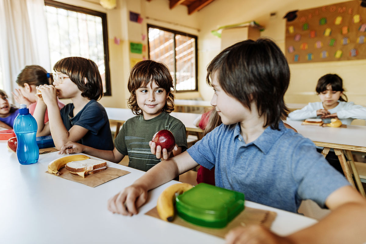 本文主要通过研究心理理论同时通过对同伴关系的状况、存在问题以及成因等的剖析给出具体的处理对策协助家庭与幼儿园共同为幼儿的健康成长提供一个良好的发展环境教会同伴相处的技能与策略培养同伴相处的能力形成良好的同伴关系促进幼儿们成长。请对这段话润色一下