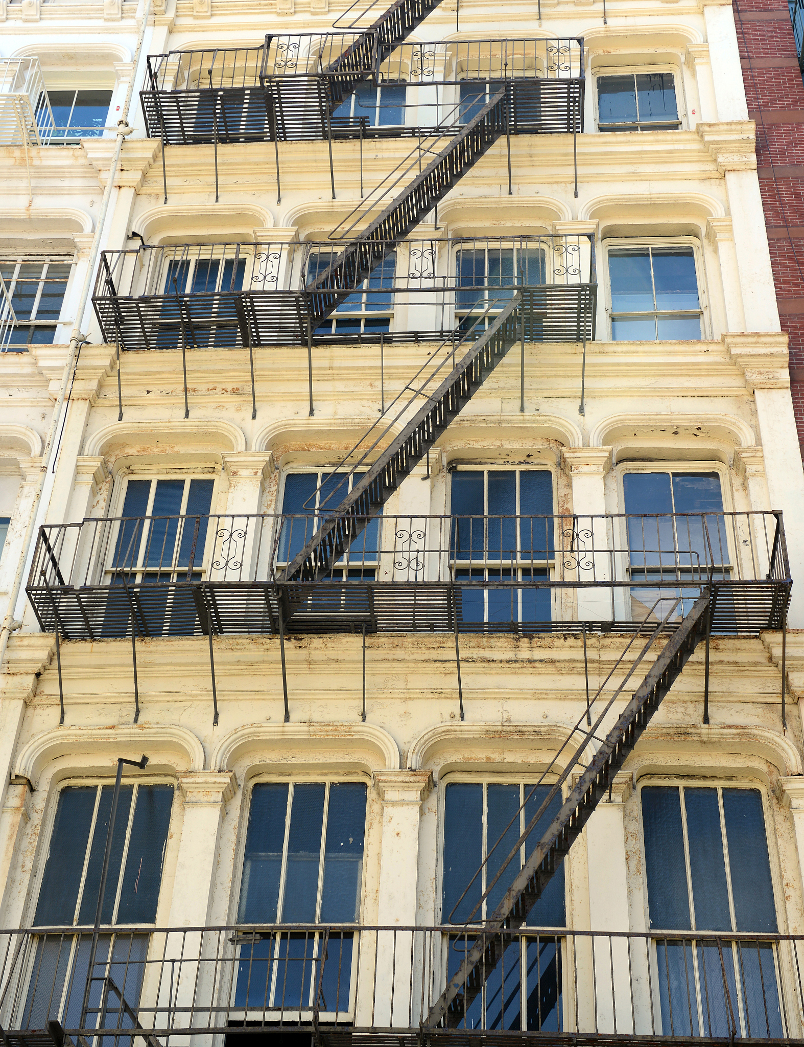 不同的防烟分区会有独立的排烟系统每个分区都有自己的排烟风机和控制系统吗？