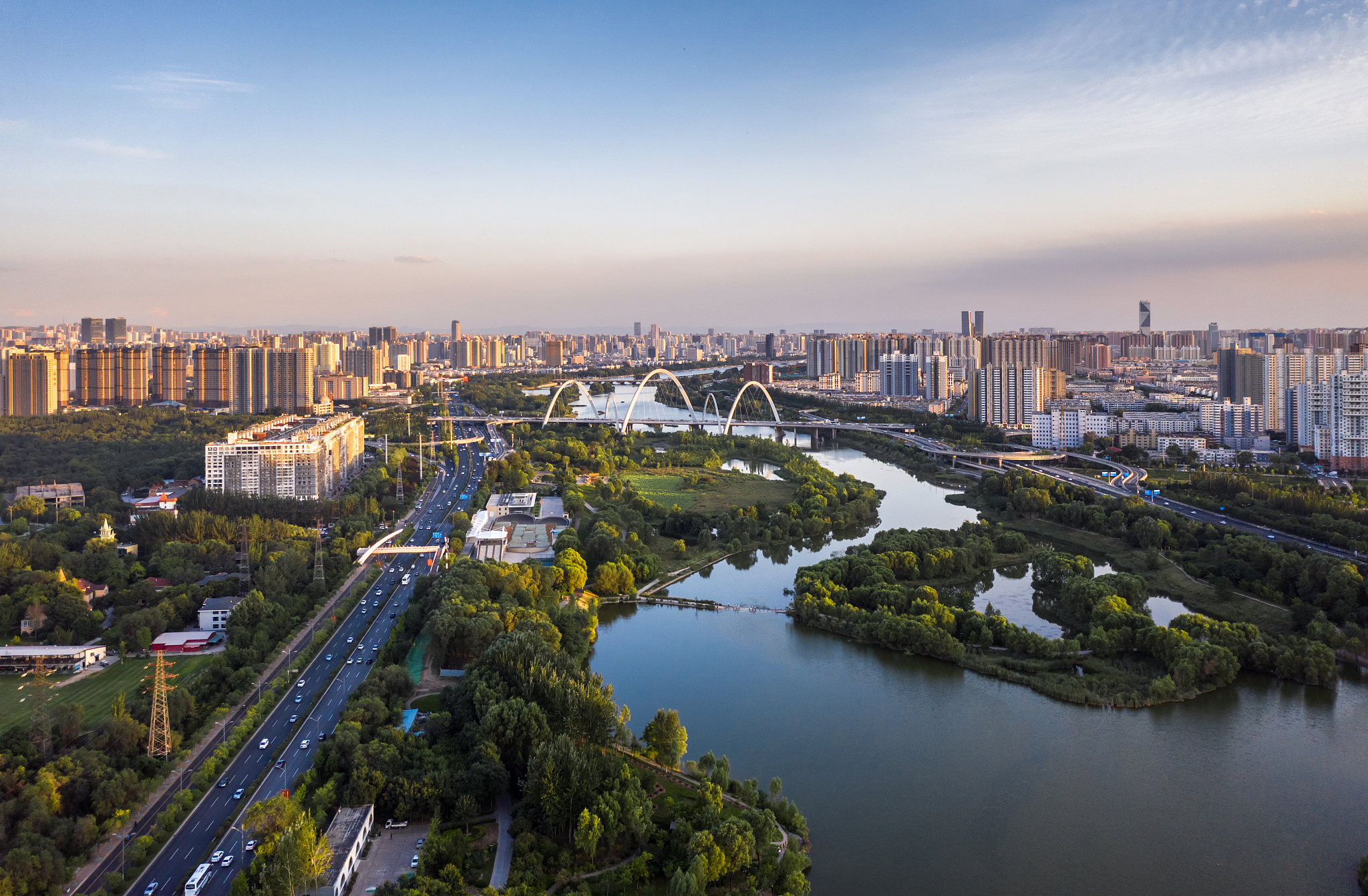 城市沿河全景风光