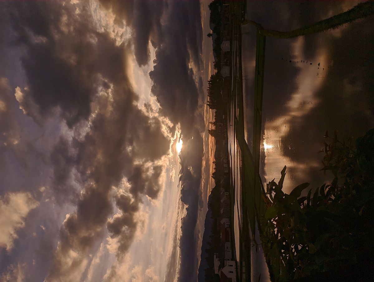 让下面文章主线更加清晰故事节奏更快将一些没用的形容词进行删减以抖音短视频的形式展现出来在帮将文章开头进行优化末日来临世界陷入了一片混乱和恐慌之中。人们无处可逃只能眼睁睁地看着自己的家园被毁灭。然而有一个男人却可以挽救这个世界他有着强大的力量和智慧可以化解所有的危机。他是唯一的希望是人类最后的救星。这个男人就是我。我有着超凡的能力可以掌控自然的力量驾驭所有的元素。我可以让火焰从地下喷涌让风暴在天空肆