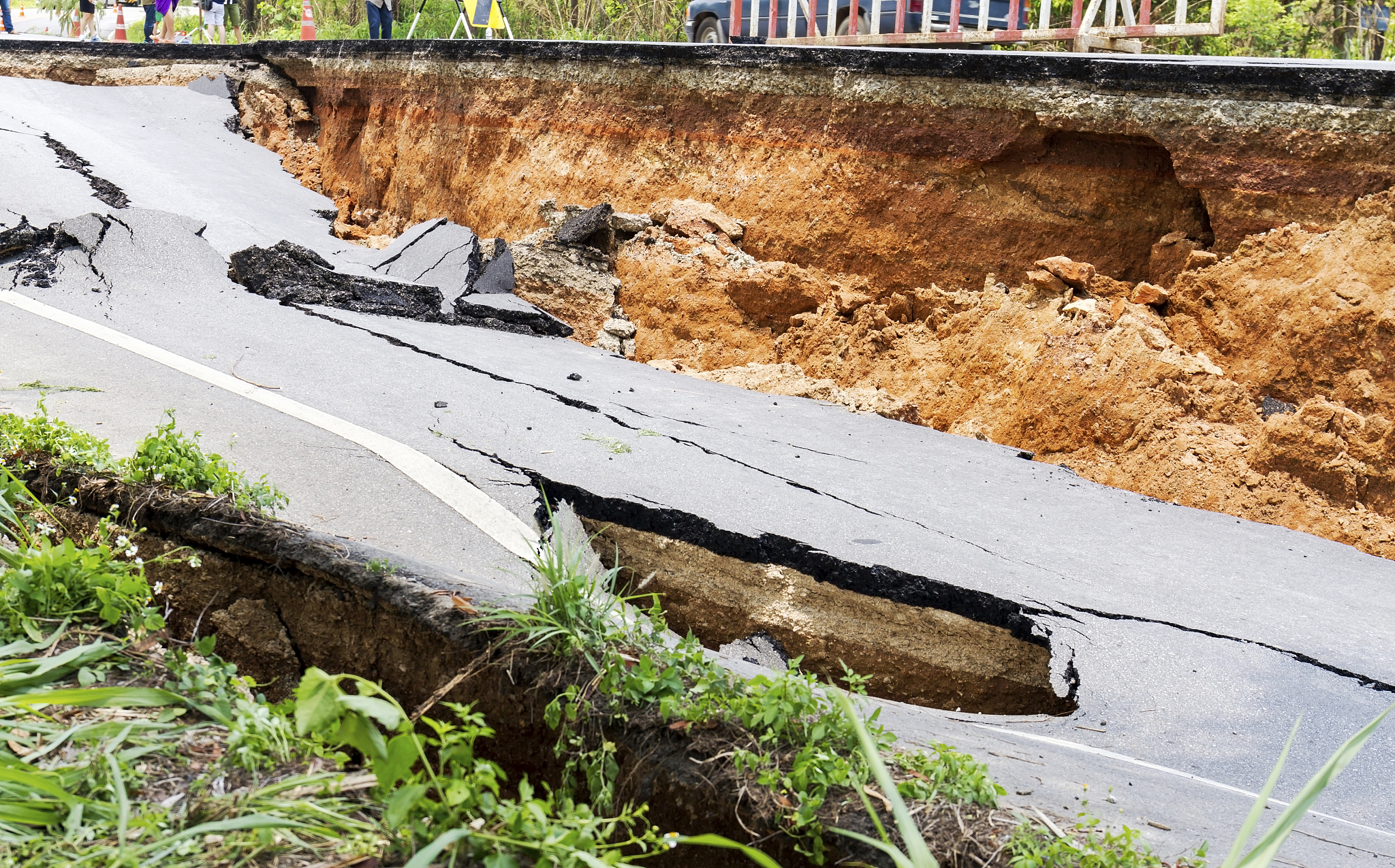 泥土路面被雷点击中会产生哪些反应