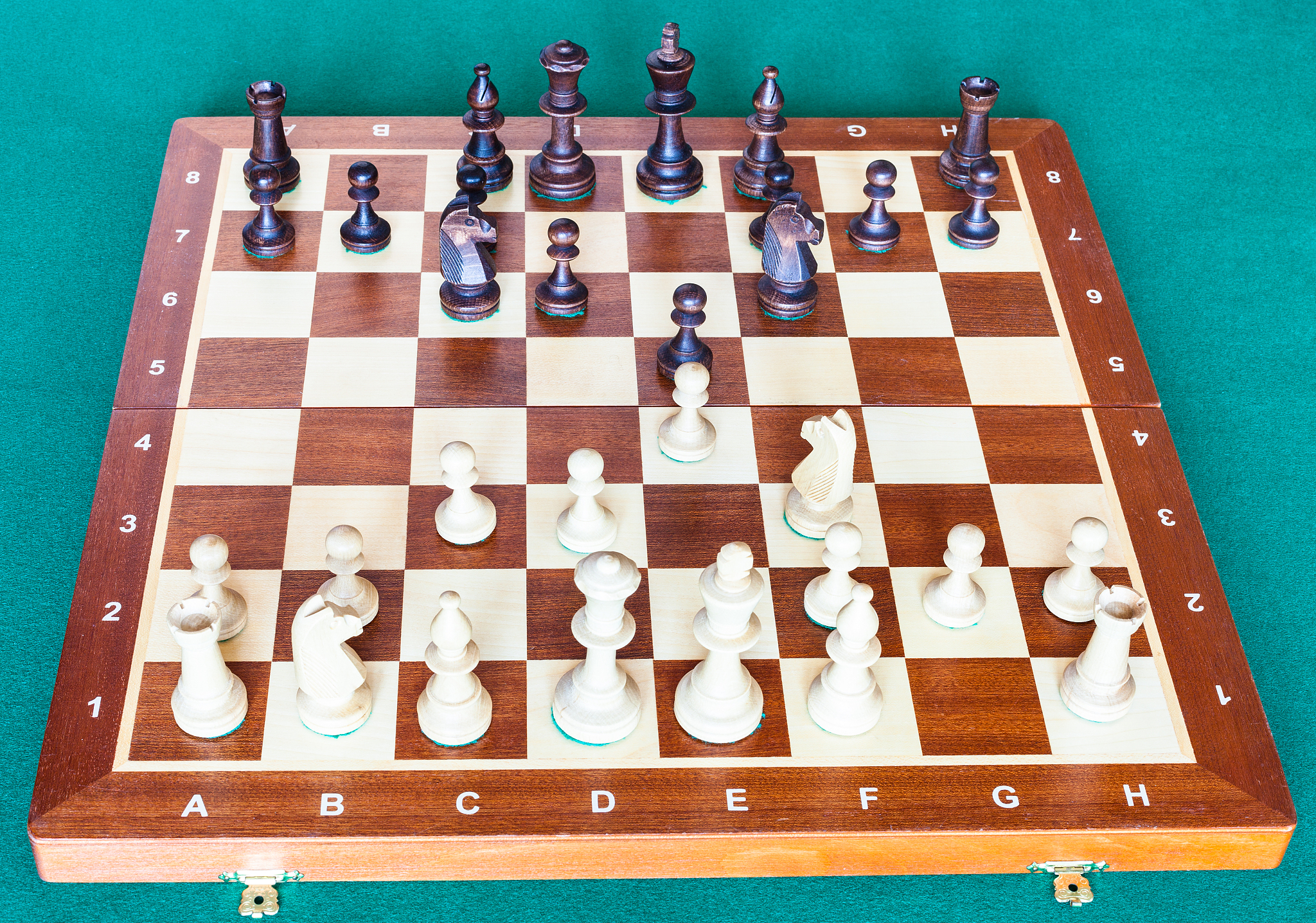 国际象棋International Chess又称欧洲象棋或西洋棋港澳台地区多采用此说法是一种二人对弈的战略棋盘游戏。国际象棋的棋盘由64个黑白相间的格子组成。黑白棋子各16个多用木或塑胶制成也有用石块制作；较为精美的石头、玻璃水晶或金属制棋子常用作装饰摆设。国际象棋是世界上最受欢迎的游戏之一数以亿计的人们以各种方式下国际象棋。在所有棋盘游戏中国际象棋是一种把战略战术和纯技术融为一体的理想游戏。和