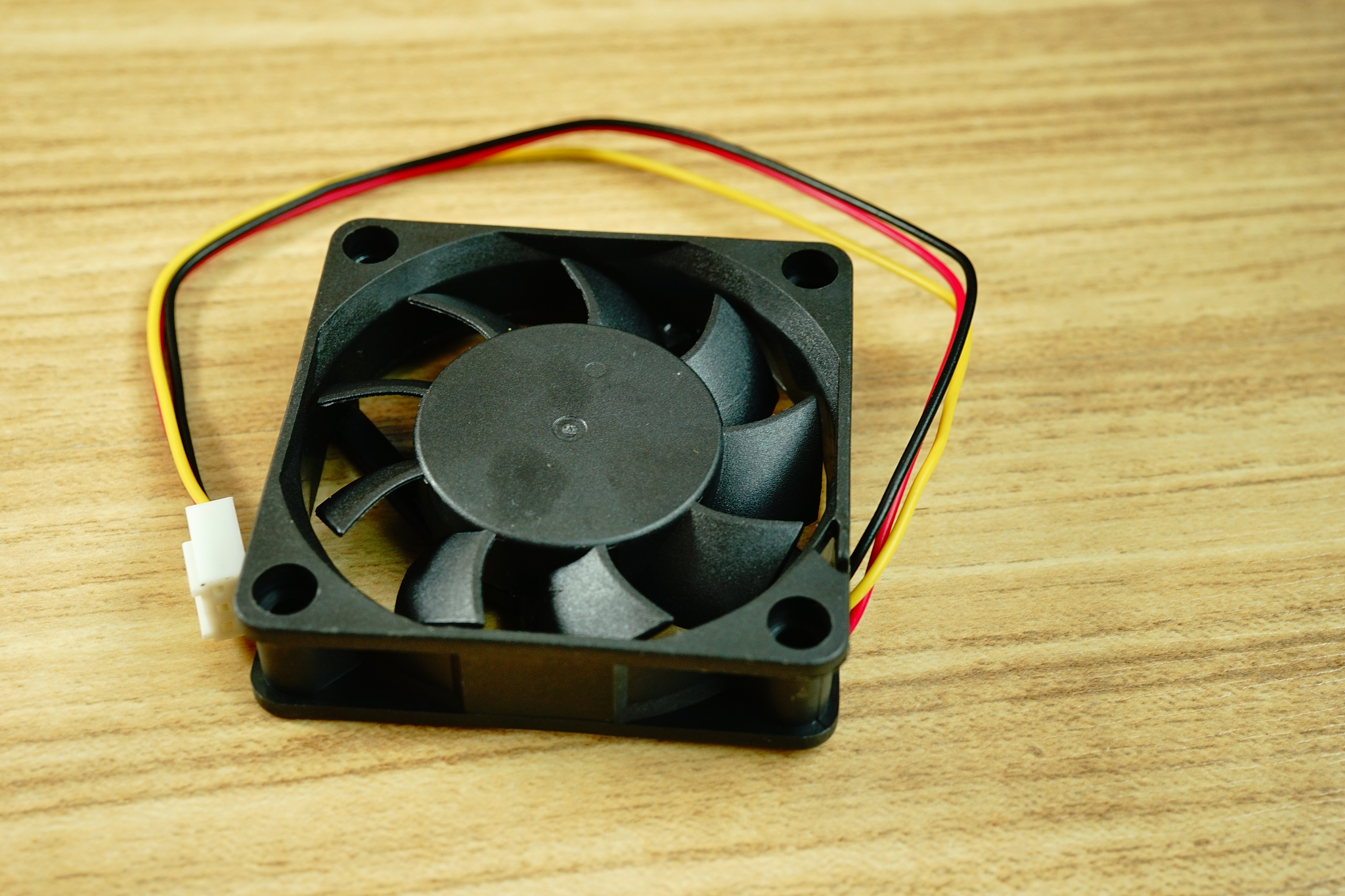 芯片直接用风扇吹 还是加散热器吹好一些