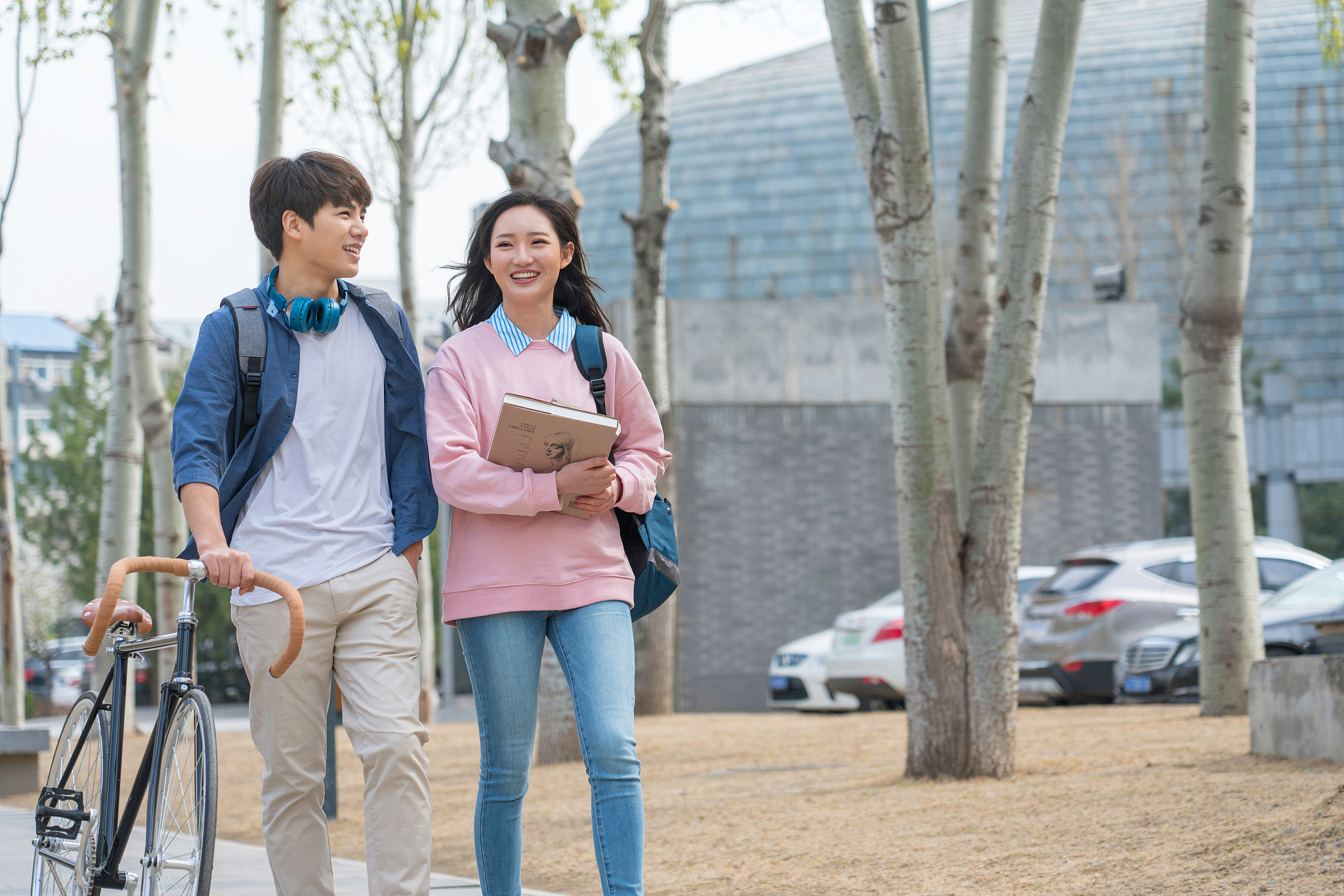 胖胖大学生李弈成的甜蜜校园爱情故事 - 与漂亮女生顾霁悦的浪漫邂逅