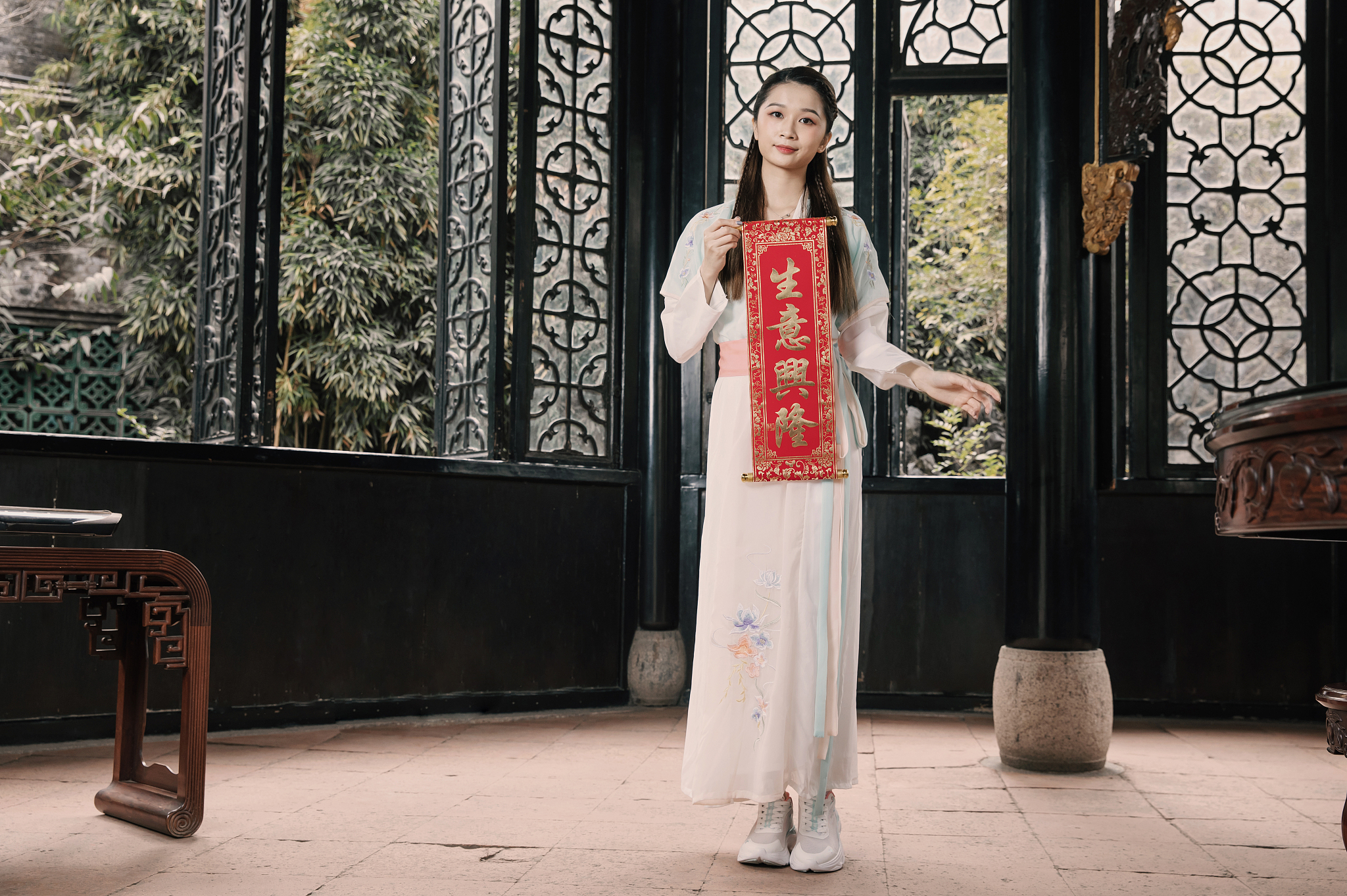 传统中式长衫：典雅风格，适合重要场合