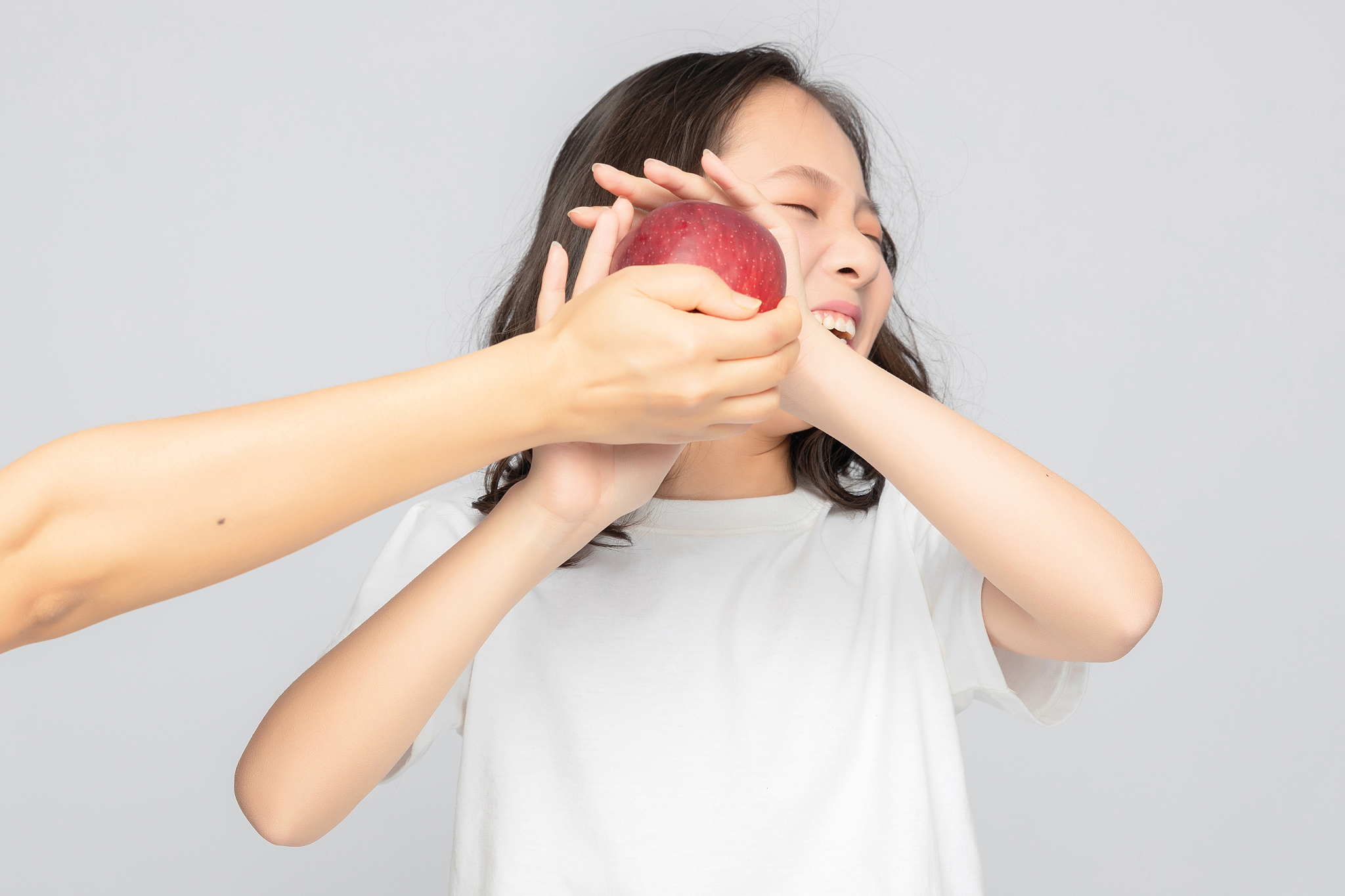 灰色背景里的亚洲小学女生