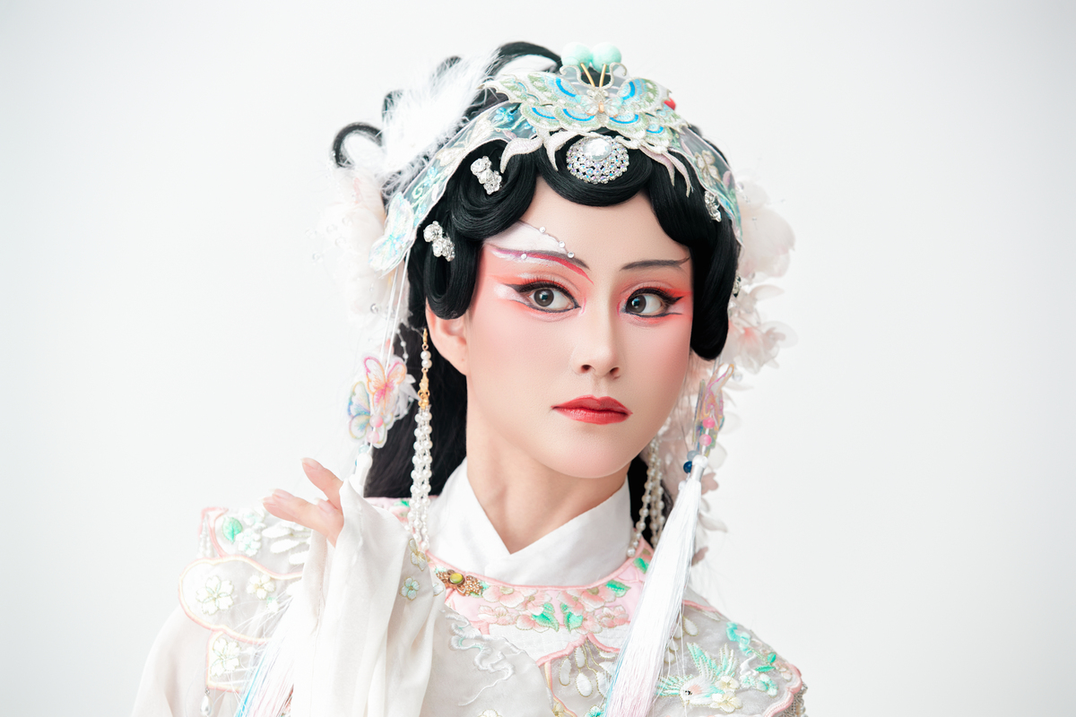身着中国传统戏曲服饰的亚洲美女,背景为白色