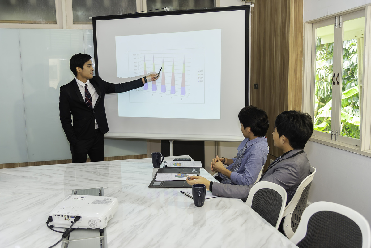 写一份培训会议主持开场词