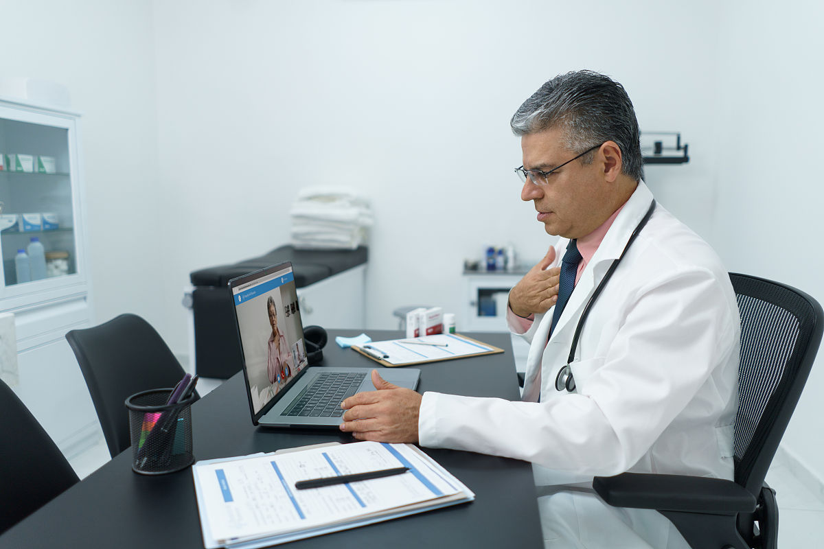 以女生去做体检结果是男医生检查胸部等敏感部位为主题写一段搞笑的段子