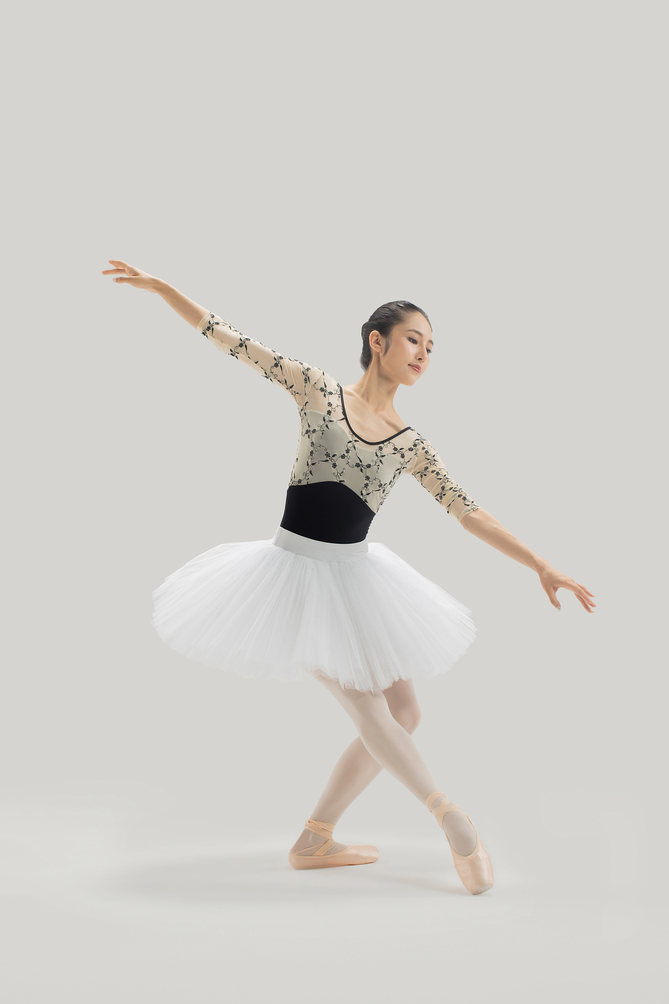 帮我写3条仪态舞蹈文案