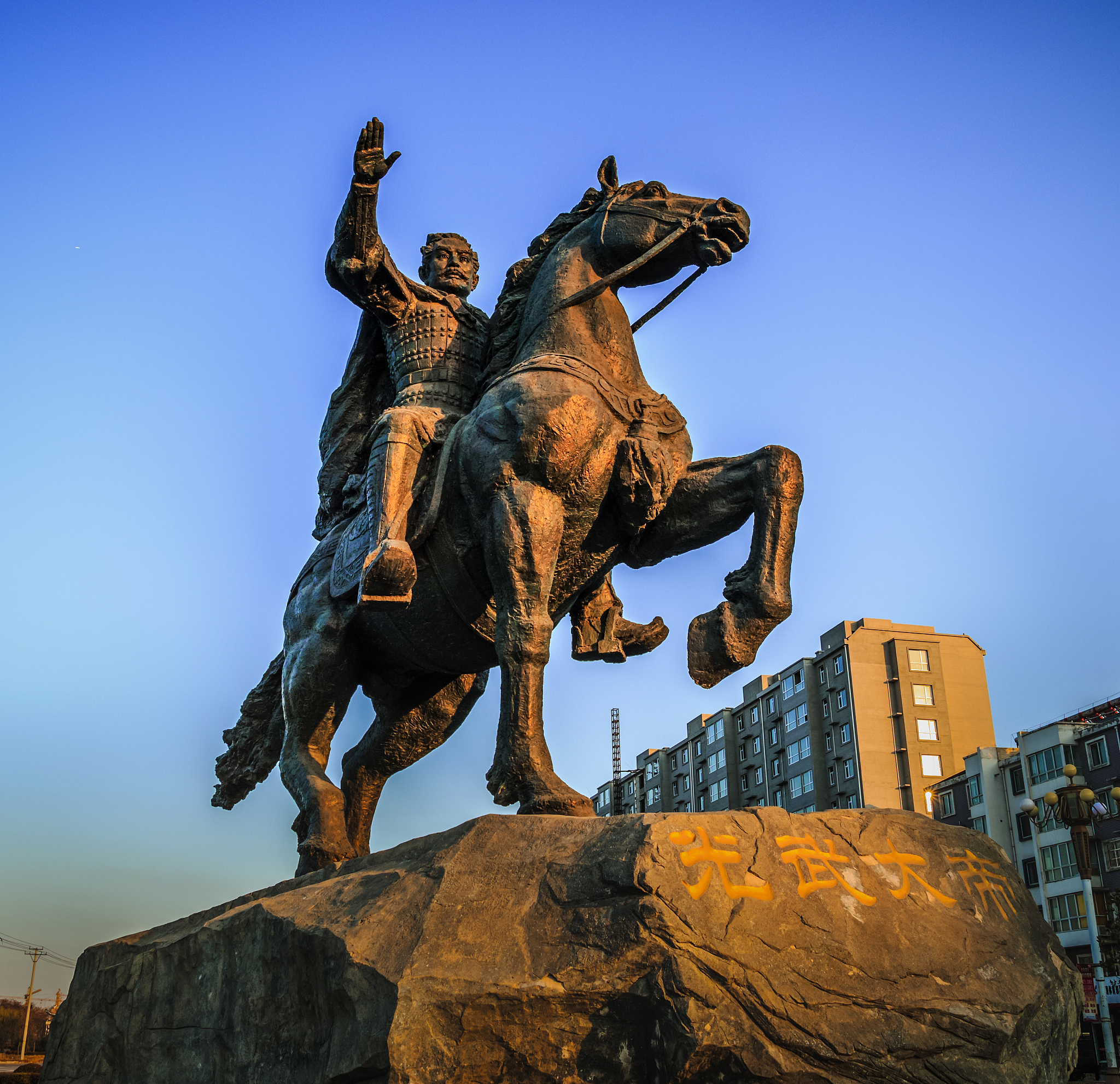 石像上还坐着一位威风凛凛将军将军带着千军万马犹如潮水一般涌来让人仿佛置身于古战场中 美化这段话使逻辑更合理