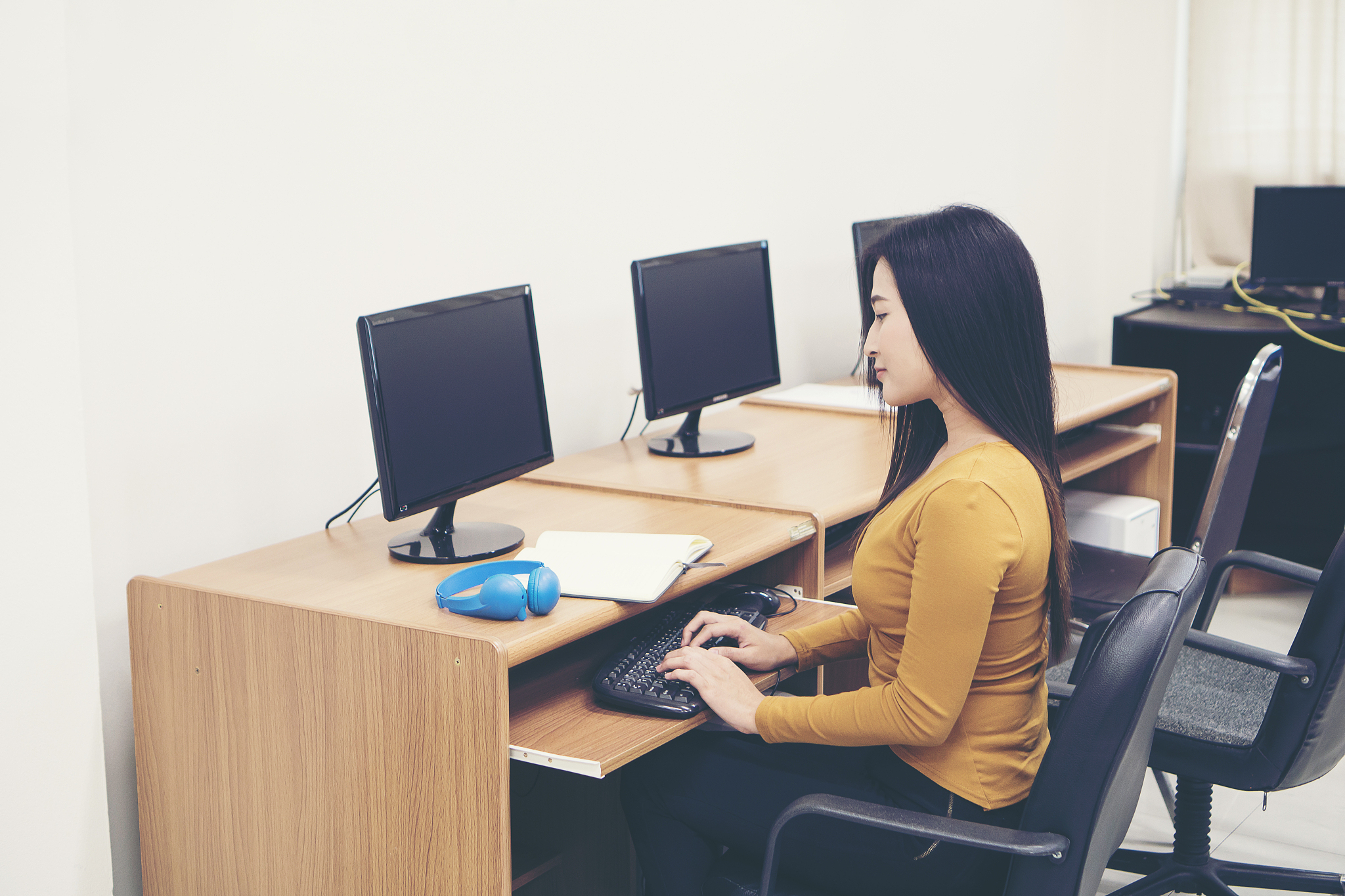 young woman using computer at office."n